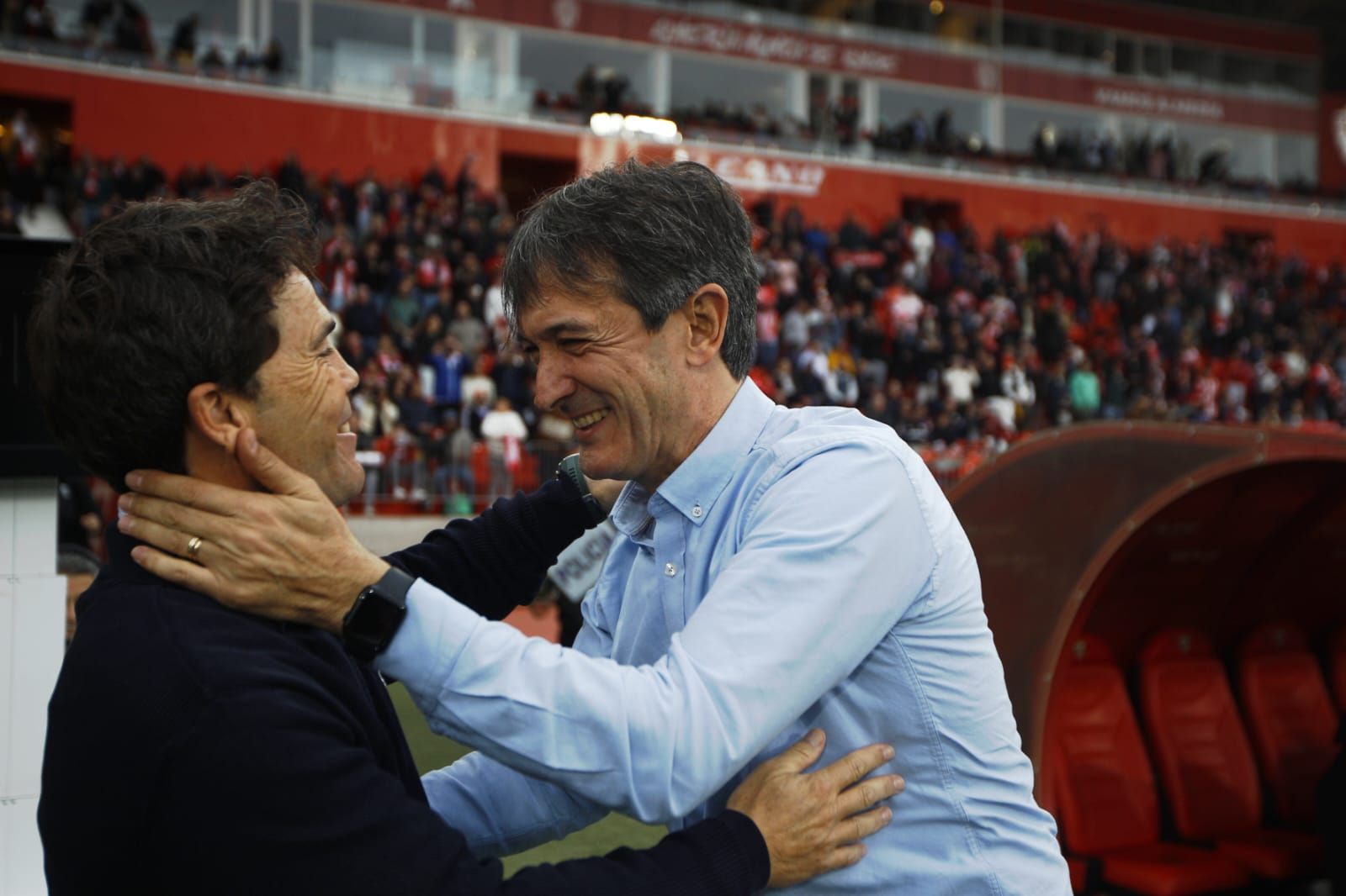 Rubi y Pacheta saludándose amistosamente antes del inicio del partido.