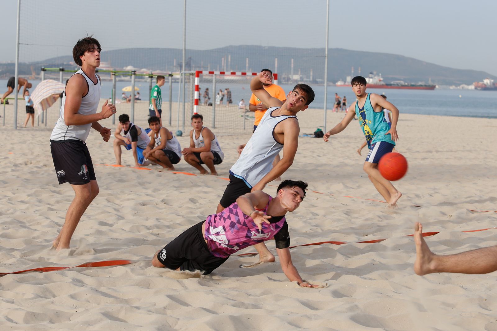 Entrenamiento de la selección andaluza juvenil de balonmano playa, en imágenes