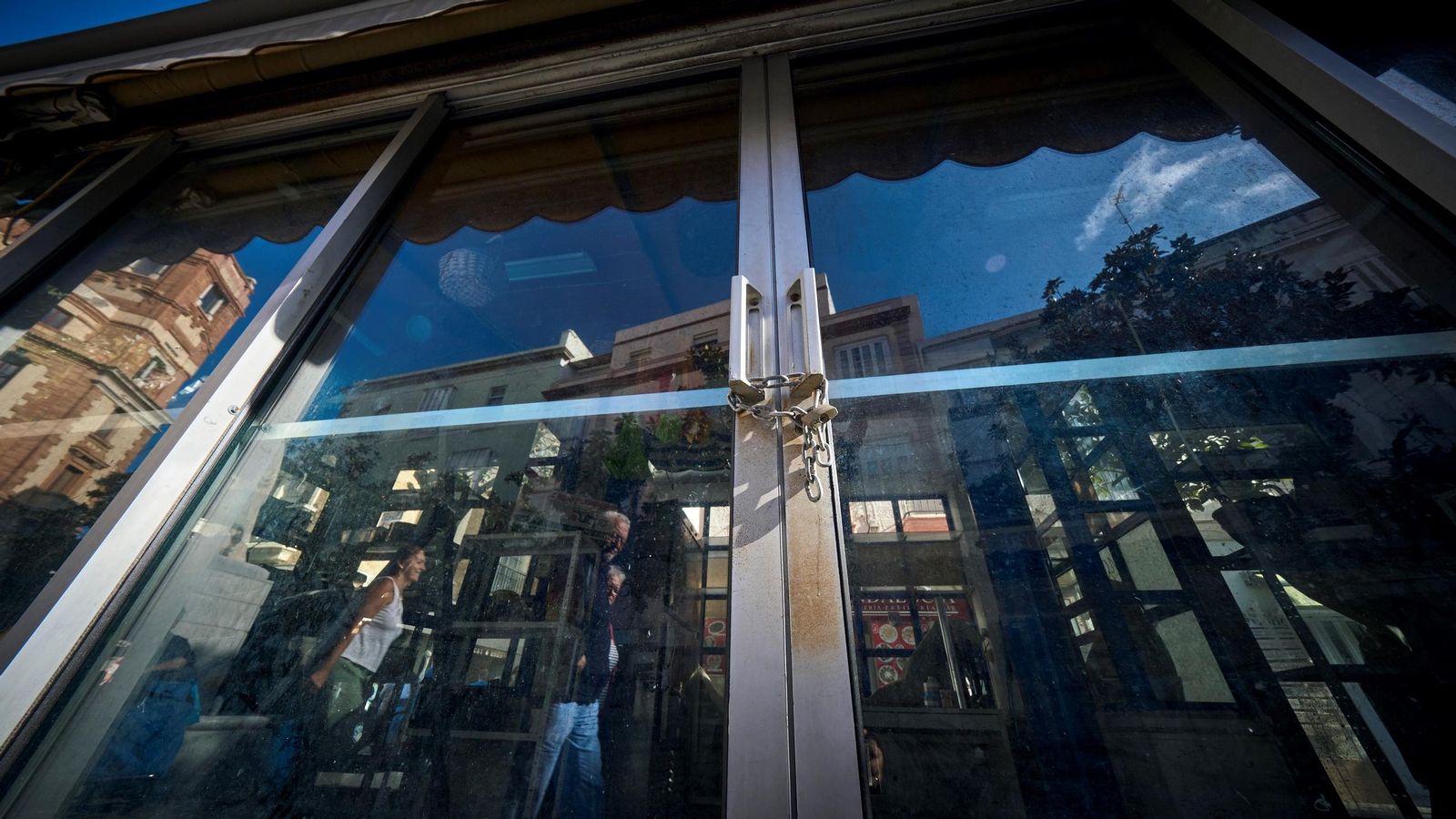 Uno de los quioscos cerrados de la plaza de Las Flores.