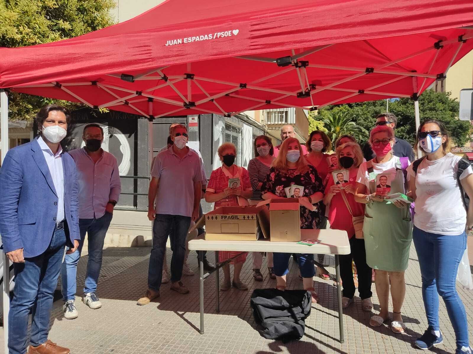 Enrique Gaviño, a la izquierda, en el centro de salud de Los Rosales.
