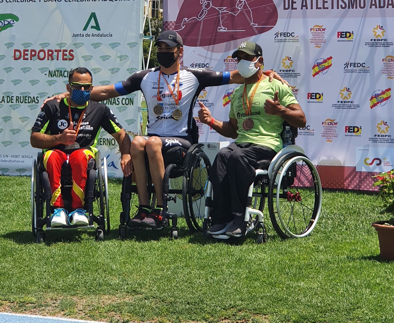 José Manuel Quintero posa en el centro del podio.