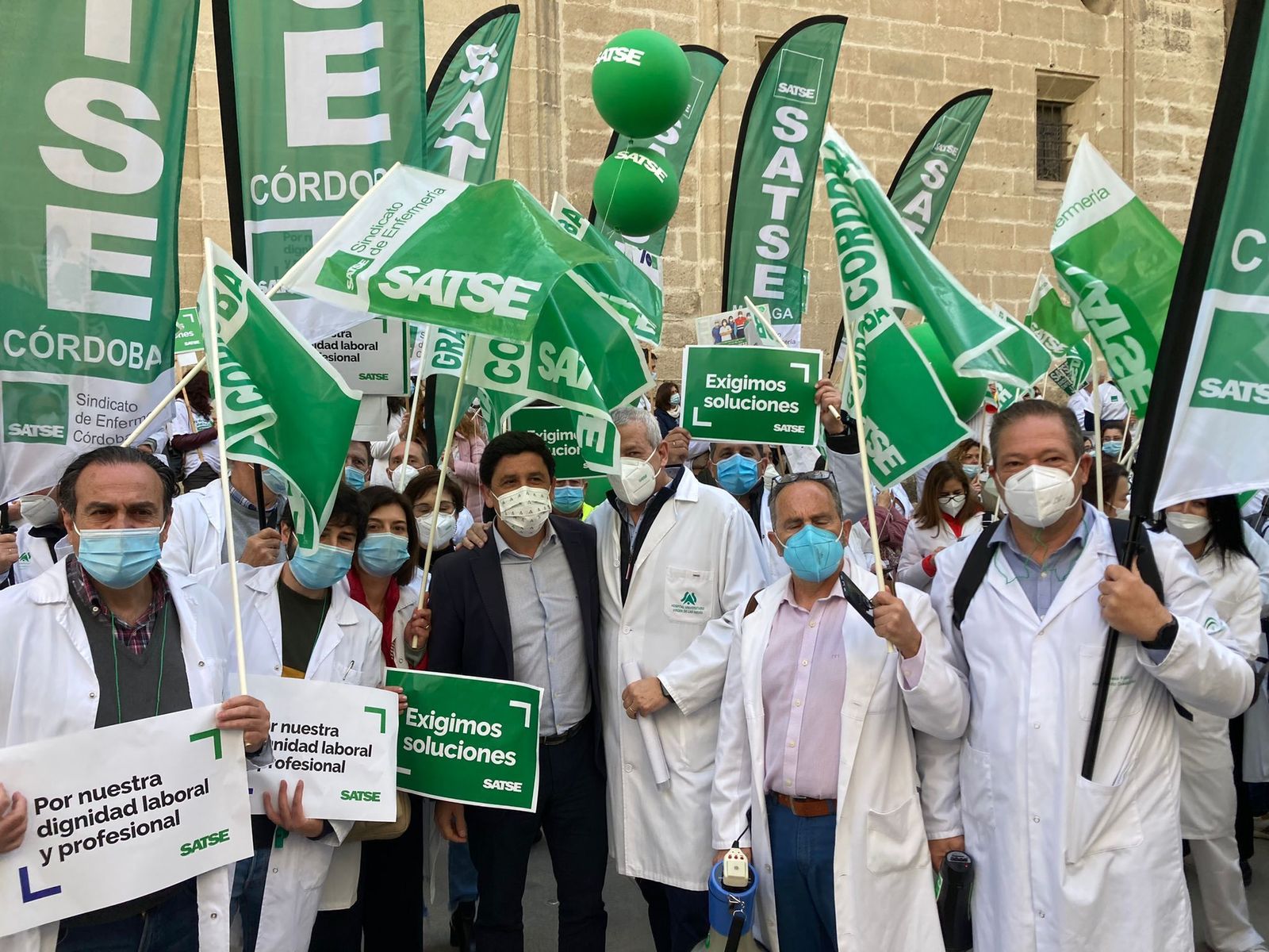 El director general de personal del SAS, Alberto Fernández, en el centro sin bata, muestra su apoyo al Satse