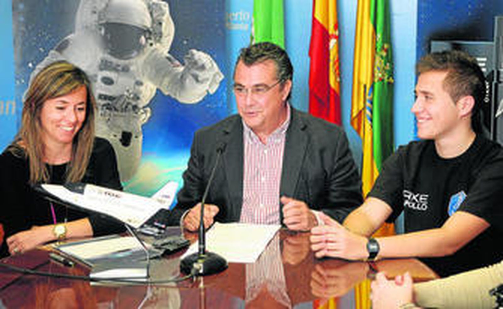 El alcalde, con el joven Cristóbal Nieto y la representante de la firma Axe, perteneciente al grupo Unilever.