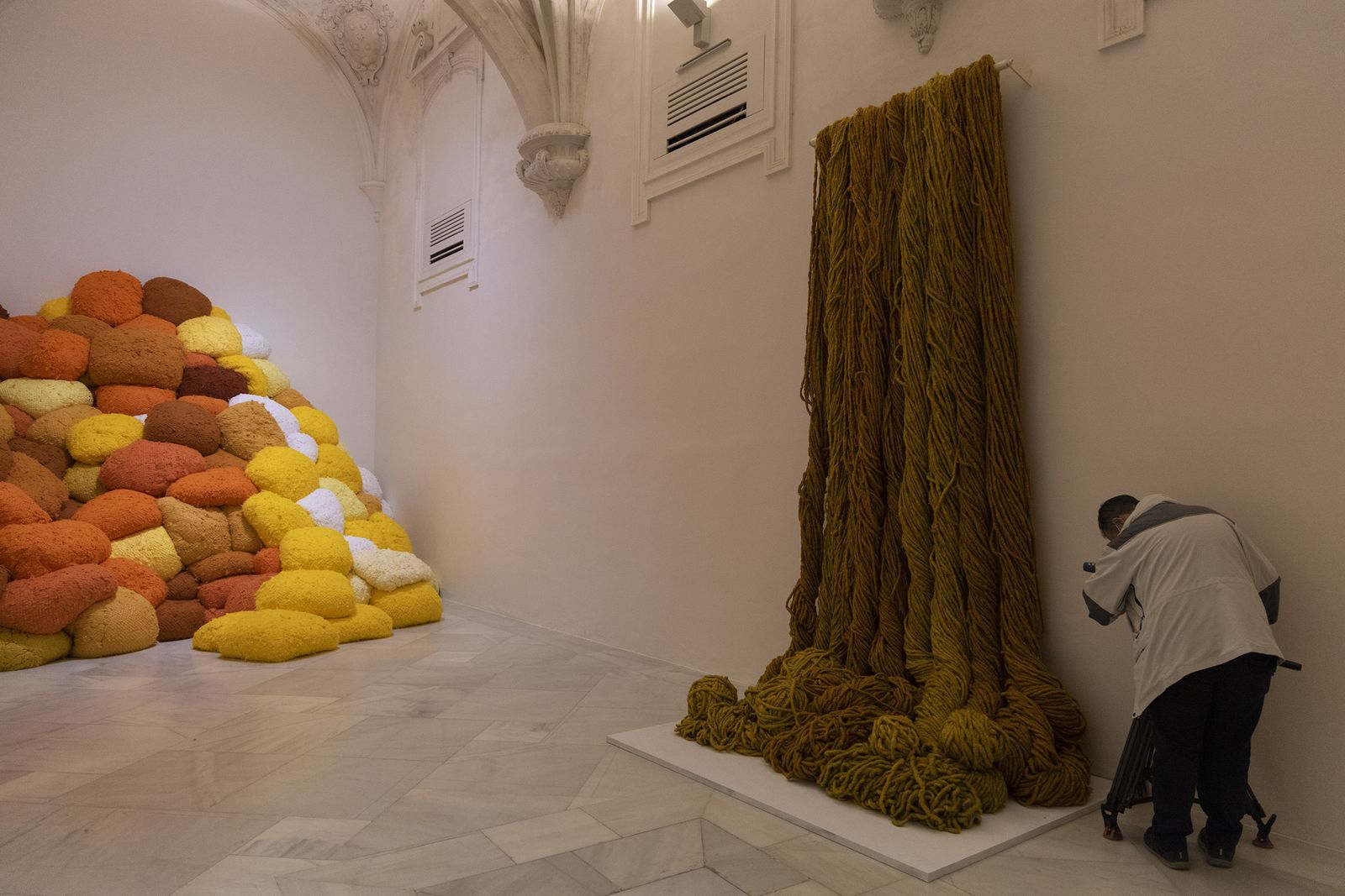 Los talleres en el CAAC esta Semana Santa tendrá como referente la exposición 'Textiles instalativos. Del medio al lugar'.