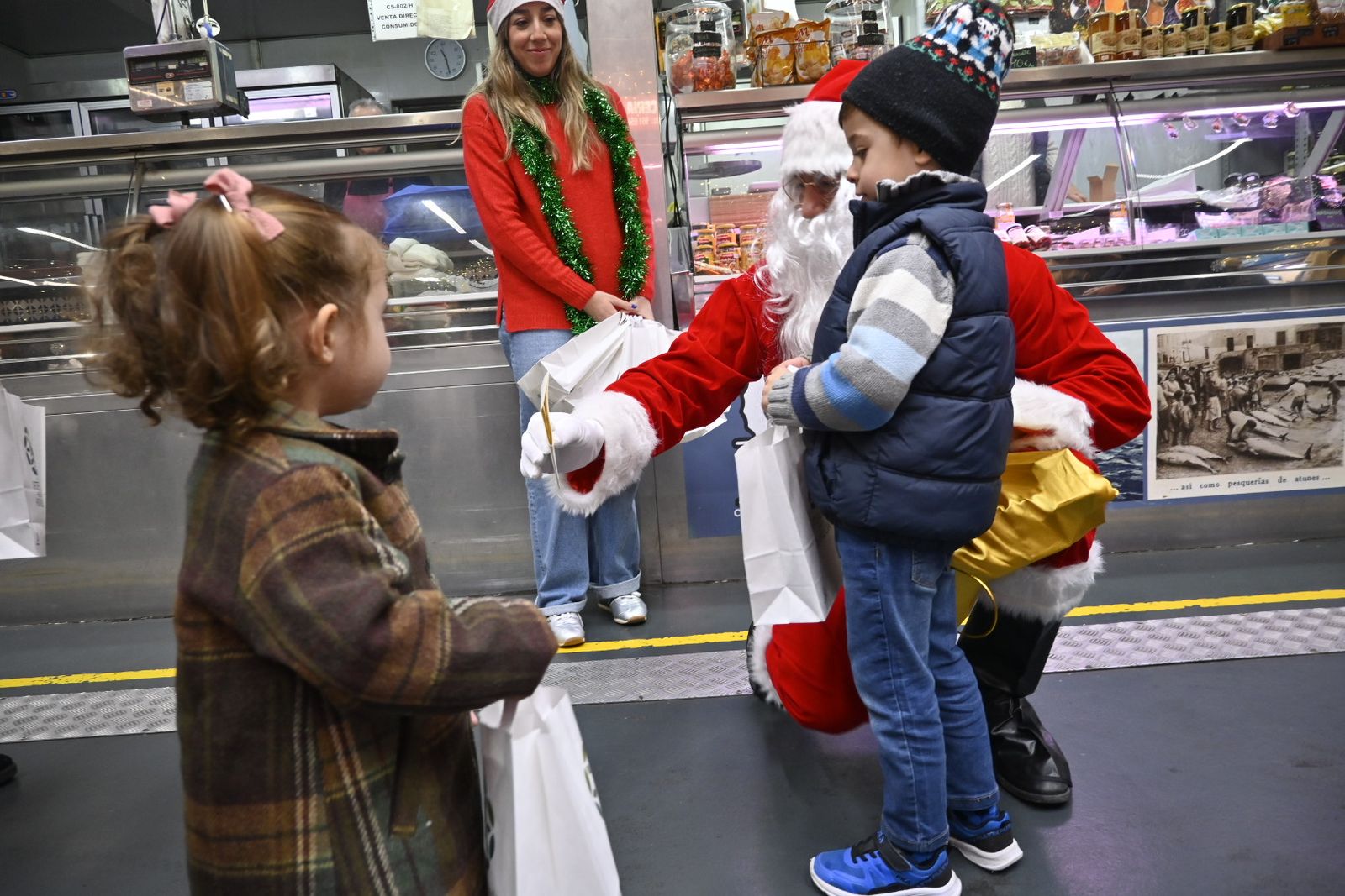 Papá Noel visita el mercado de El Carmen de Huelva, en imágenes