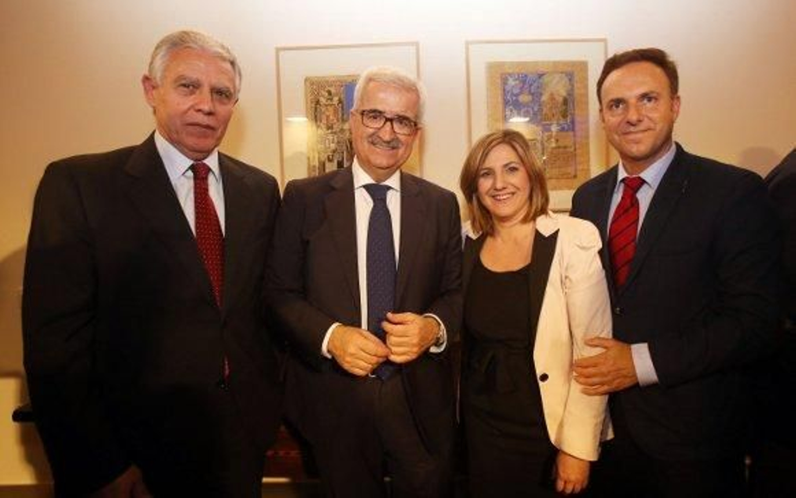 La presidenta de Diputación acompañada de Francisco Menacho, Manuel Jiménez Barrios, y el alcalde de El Puerto, David de la Encina. 

Foto: Lourdes de Vicente