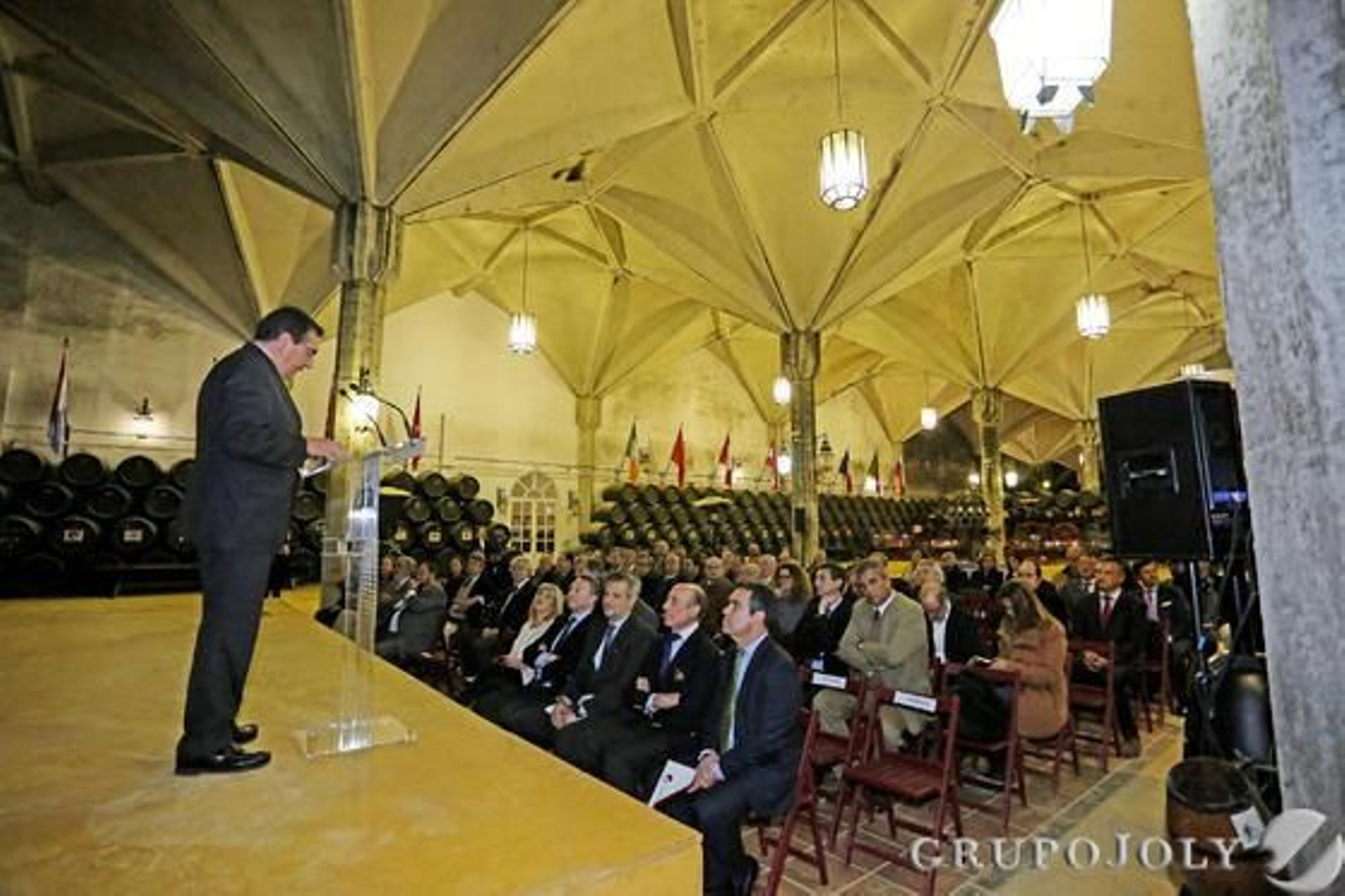 El Foro de Jerez congregó numeroso público en las bodegas Williams.

Foto: Pascual