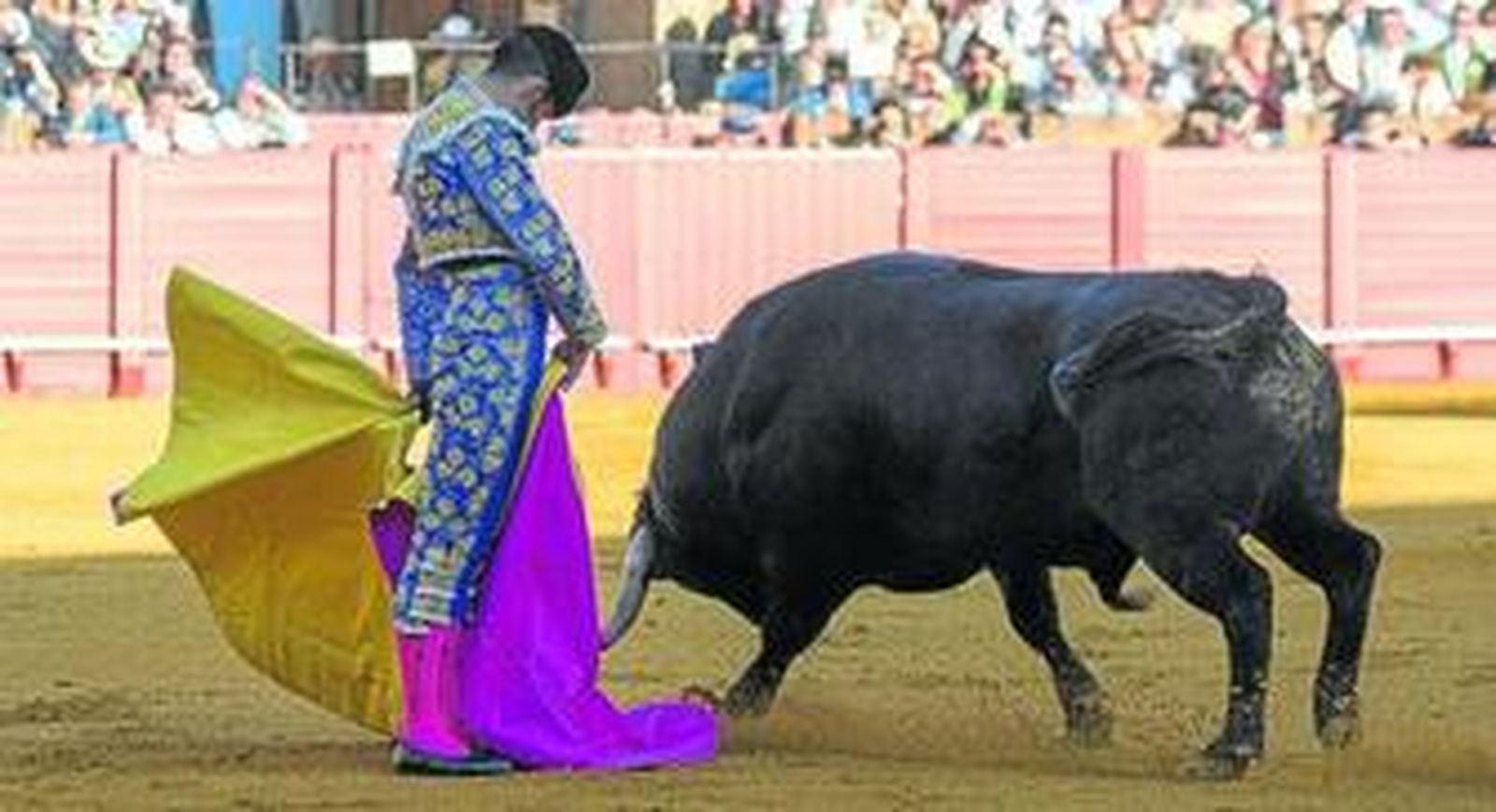 Alejandro Talavante, en una media verónica con empaque a su primer toro, al que cortó una oreja.