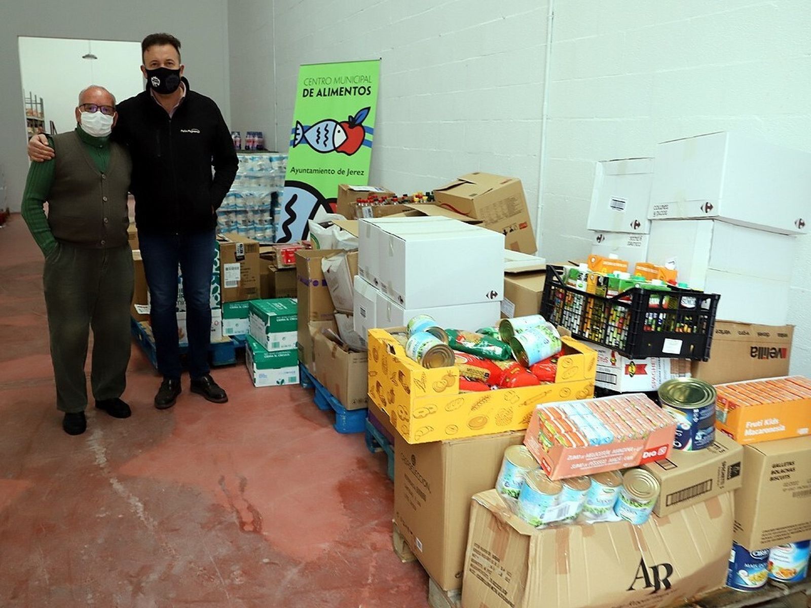 Félix Moreno, en el Centro Operativo Municipal con los alimentos aportados.