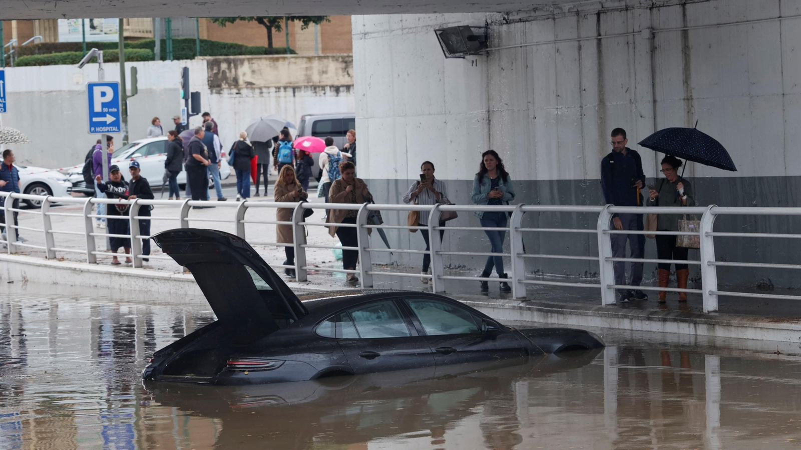 Coche atrapado por el agua.
