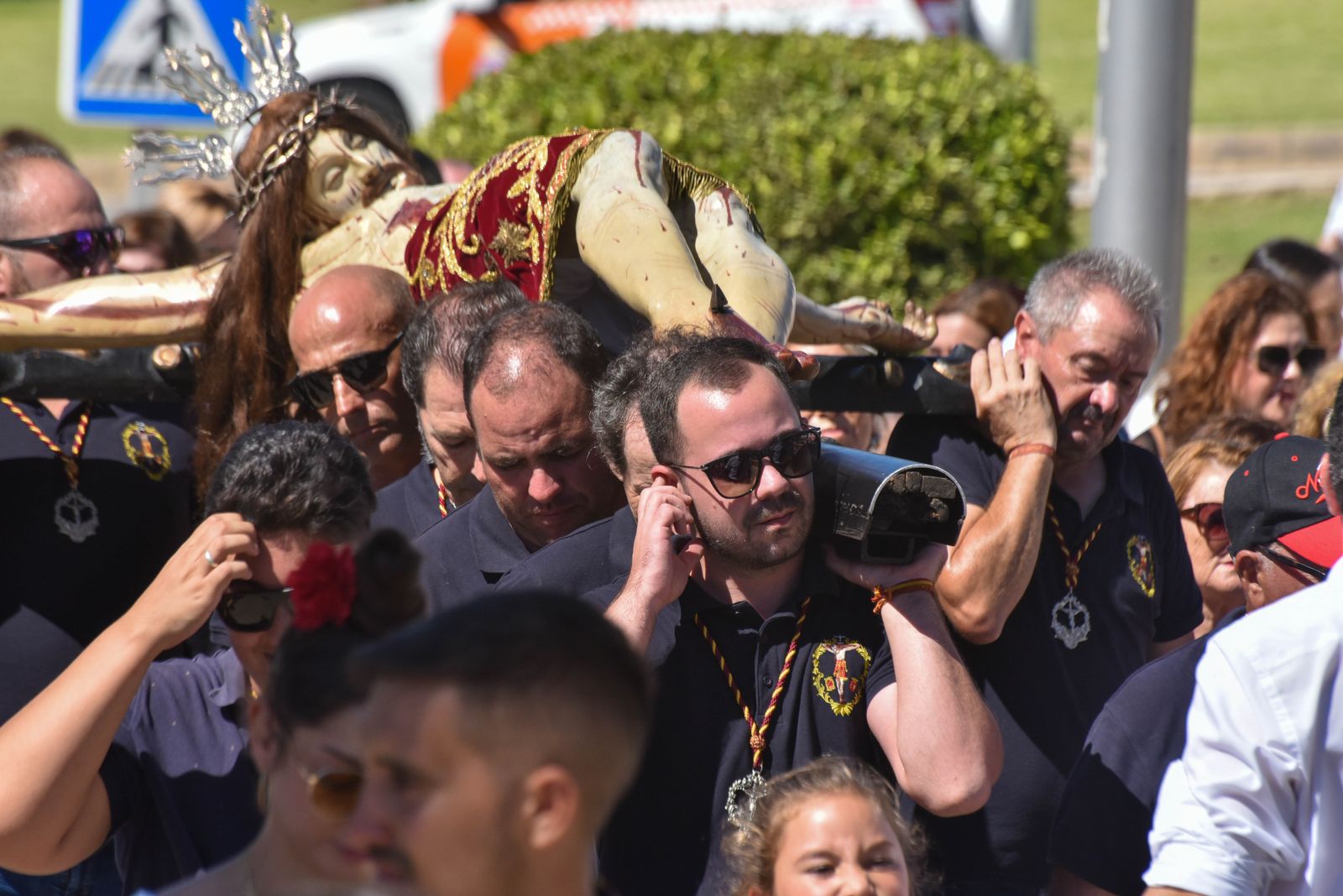 La procesión del Cristo de la Almoraima, en imágenes