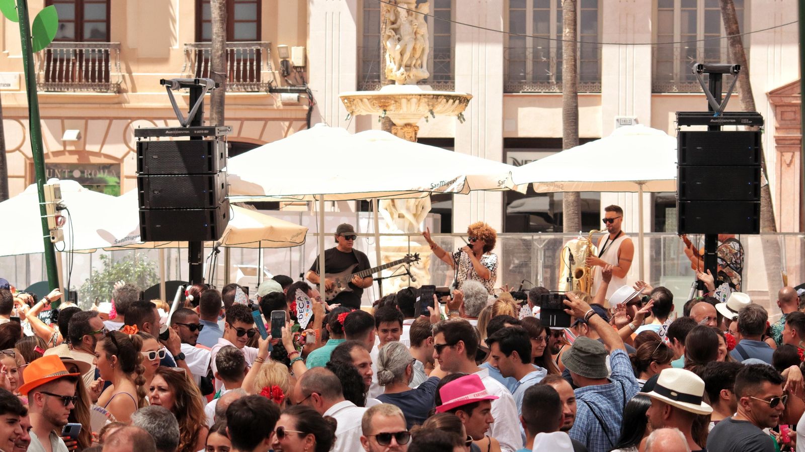 Actuación de Mr Proper en la Feria de Málaga, en la plaza del Obispo.