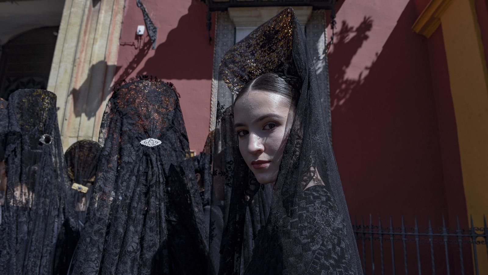 Una joven vestida de mantilla con un maquillaje muy natural.