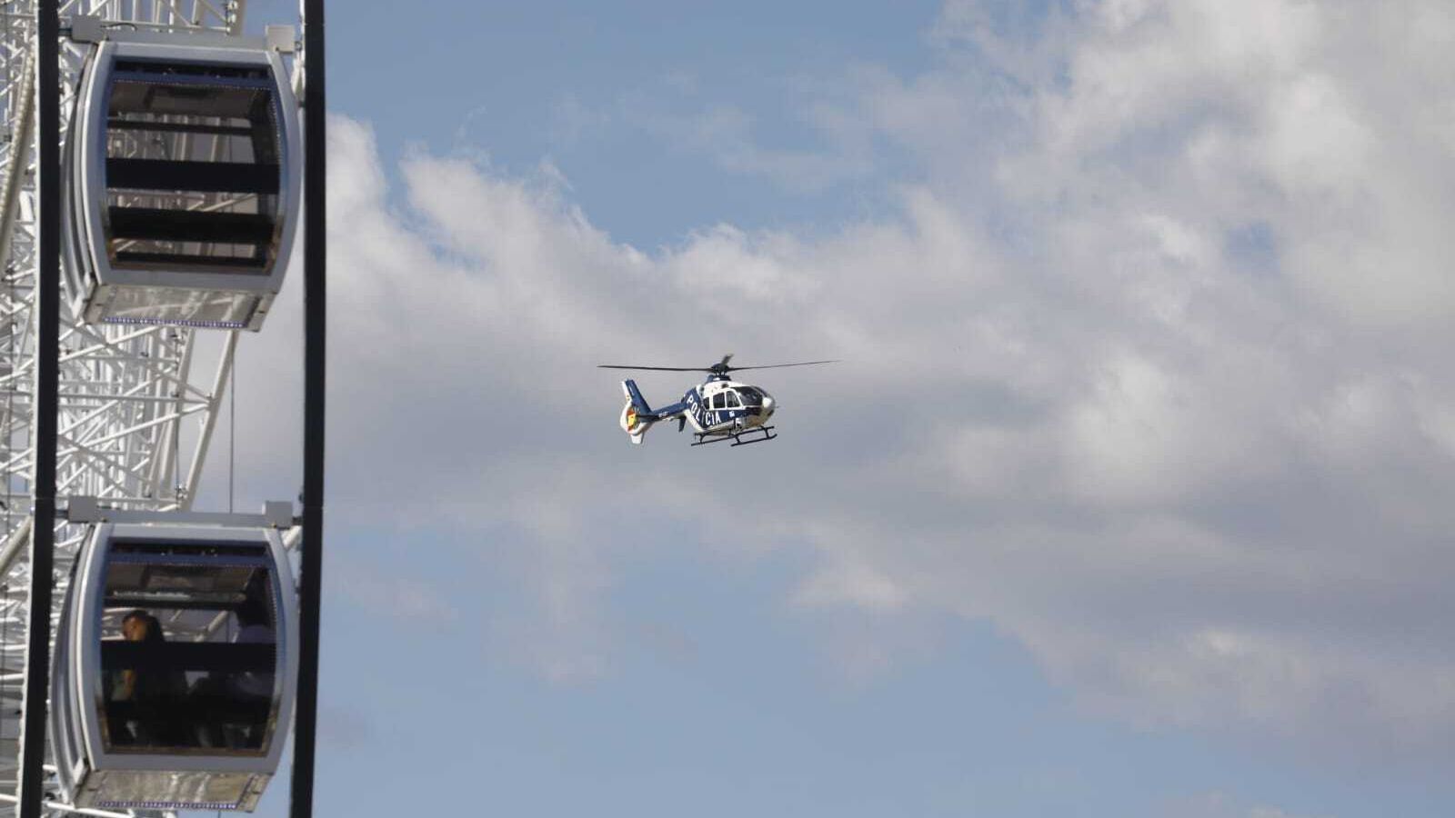 Un helicóptero sobrevuela la Feria de Córdoba.