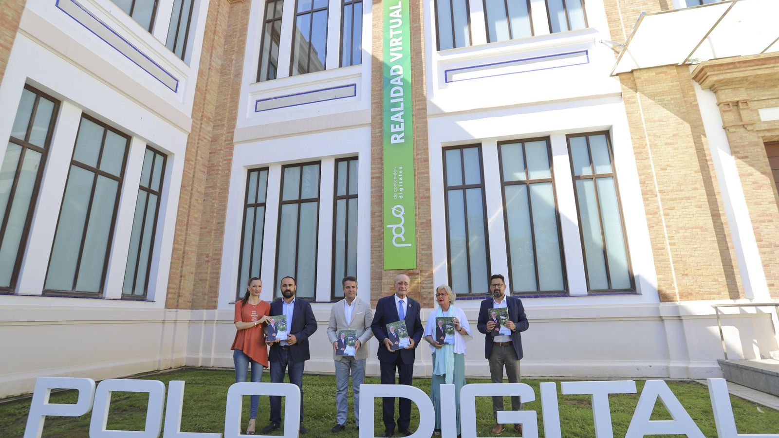 El candidato del PP a las municipales, junto a varios integrantes de su lista y de su equipo de campaña.