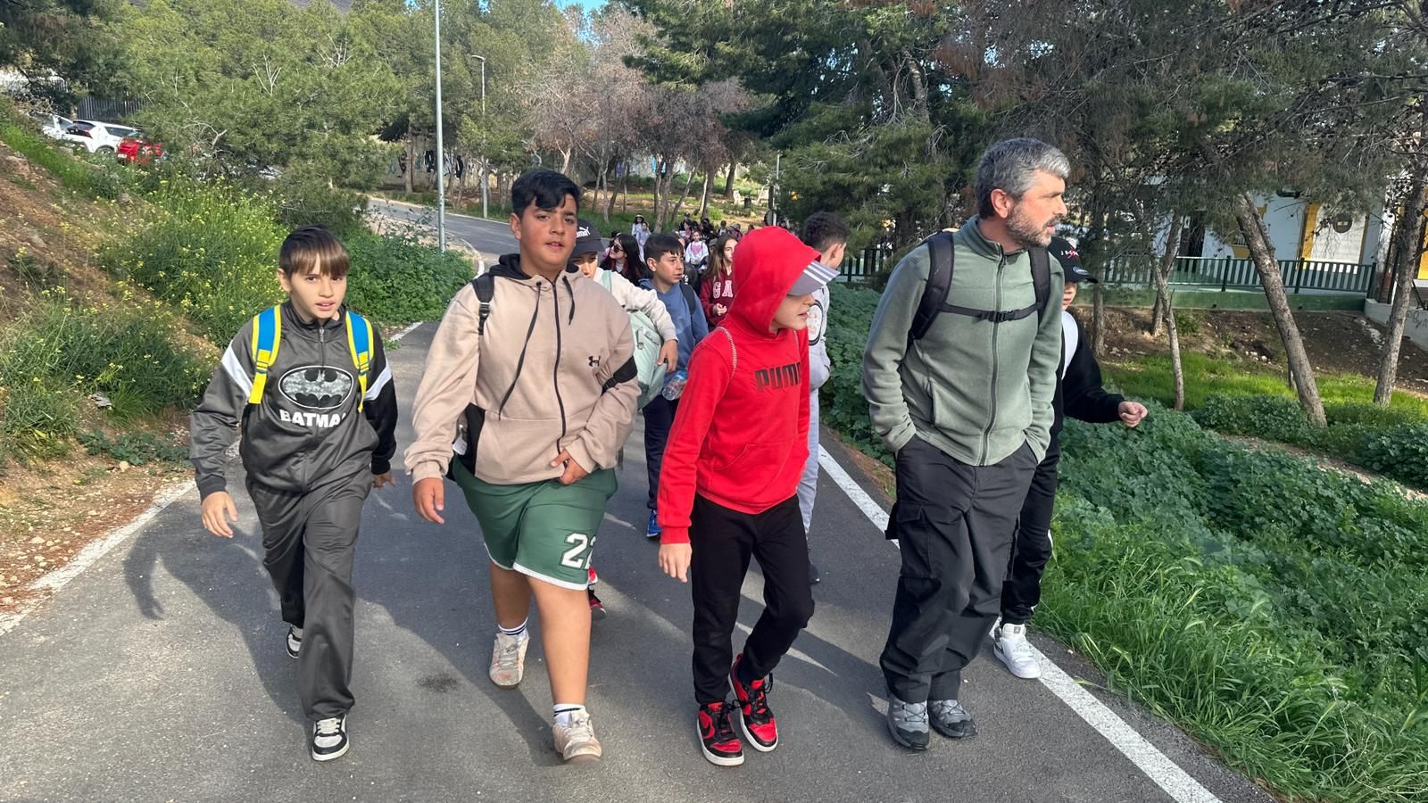 Alumnos en el Sendero de La Comunal.