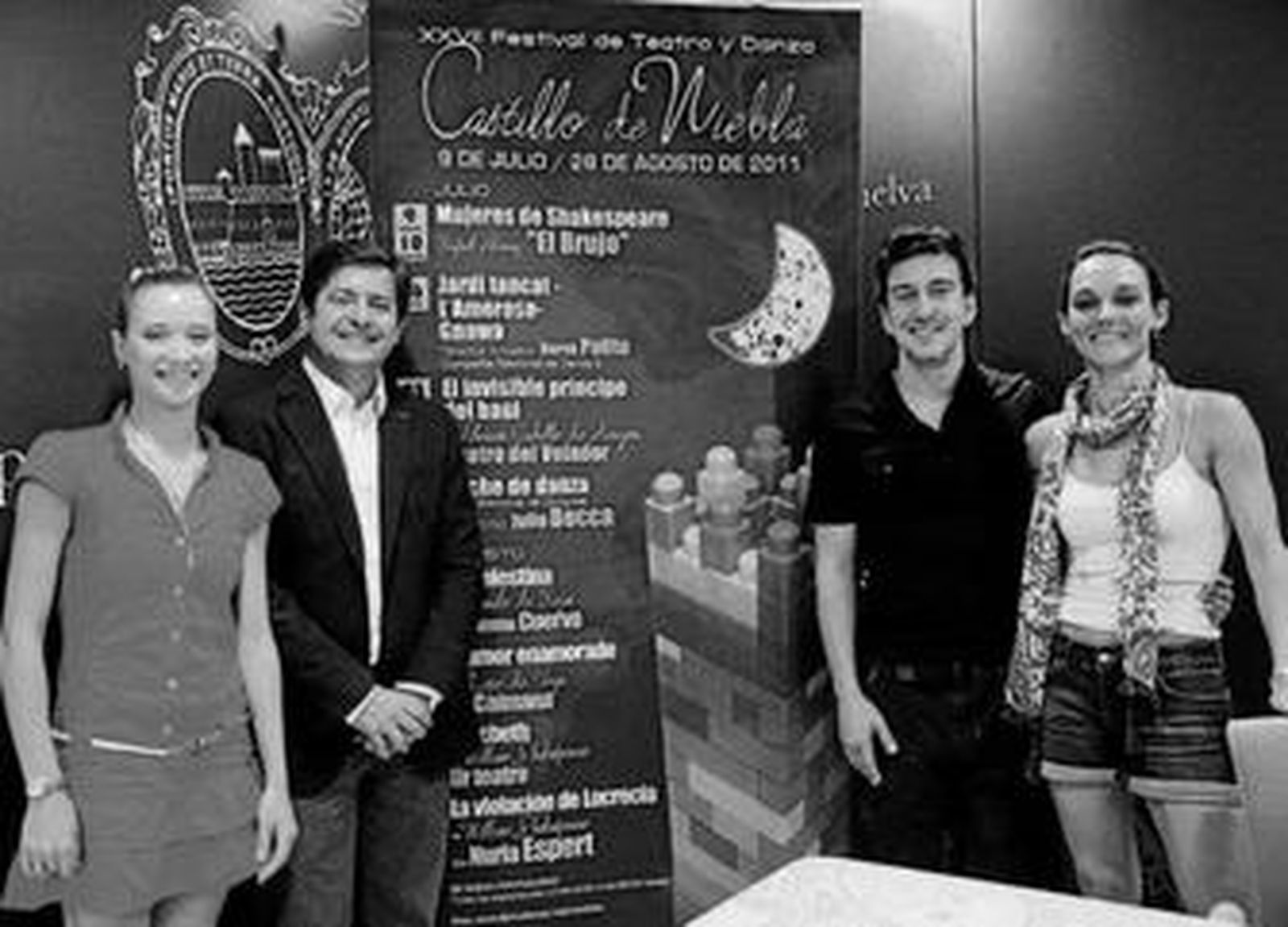 El diputado provincial, Juan Serrato; el director de la obra, Julio Bocca y sus bailarinas, Sofía y Yovana.