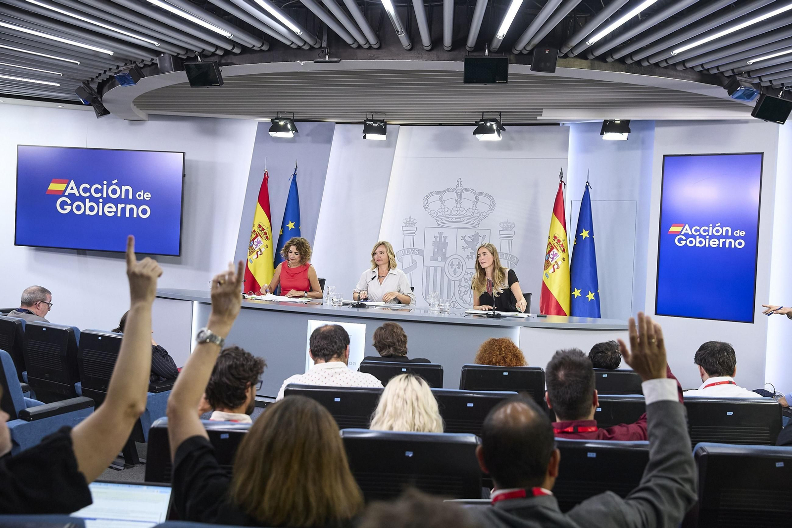 La vicepresidenta María Jesús Montero, la ministra Portavoz, Pilar Alegría y la vicepresidenta Sara Aagesen en rueda de prensa