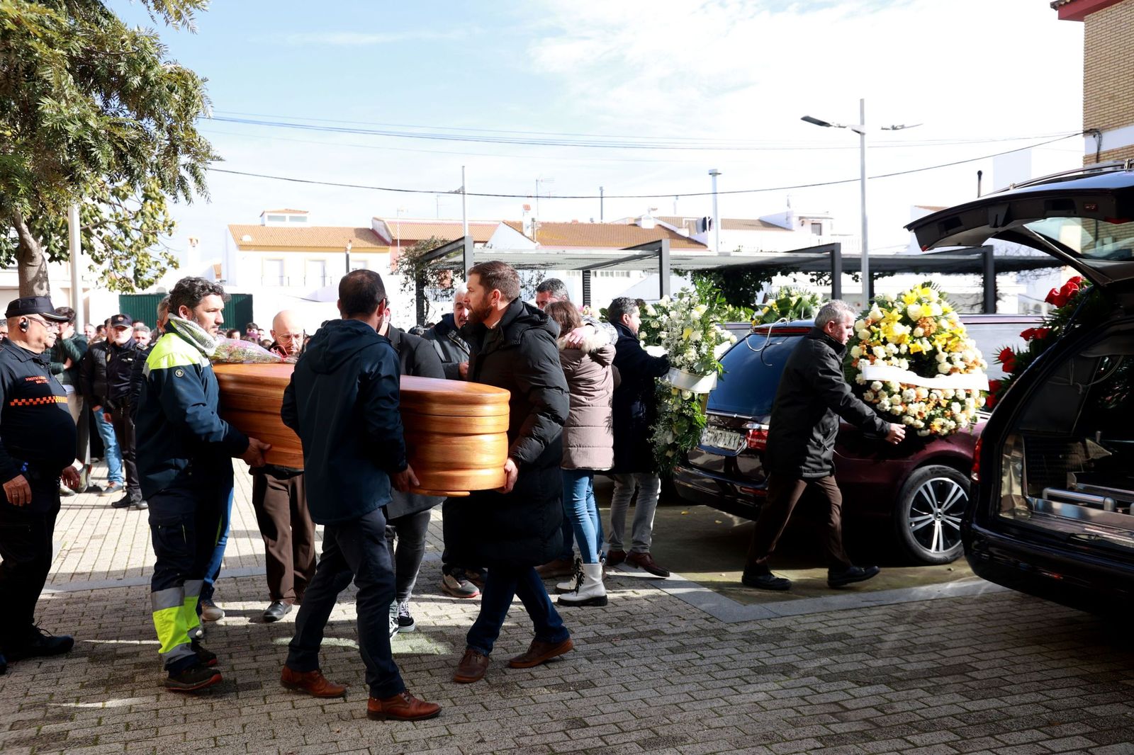 Dolor y desolación en Aljaraque: Las fotos de la desgarradora despedida a la familia Zamorano fallecida en Adamuz