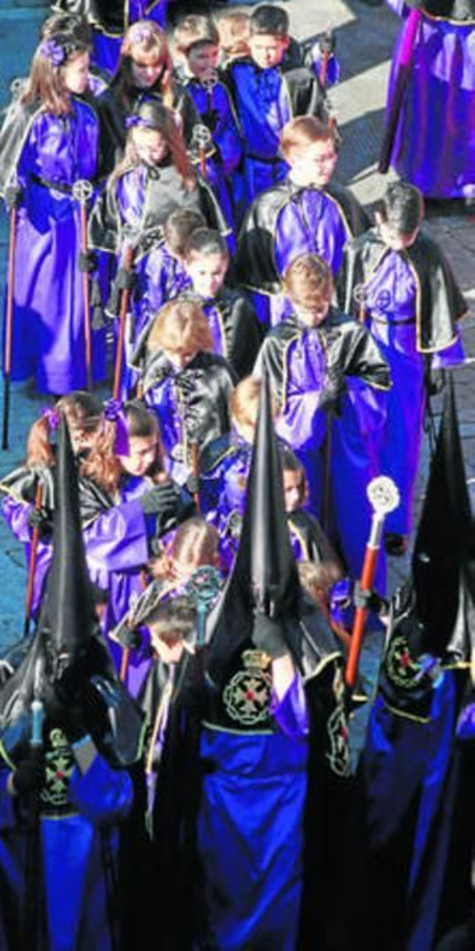 Un grupo de esclavinas de la hermandad de El Caído.