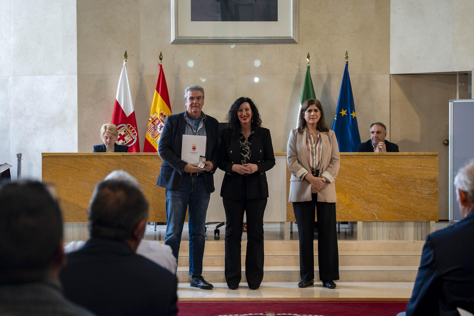 Almería rinde homenaje a su personal municipal con la imposición de los Escudos de Oro