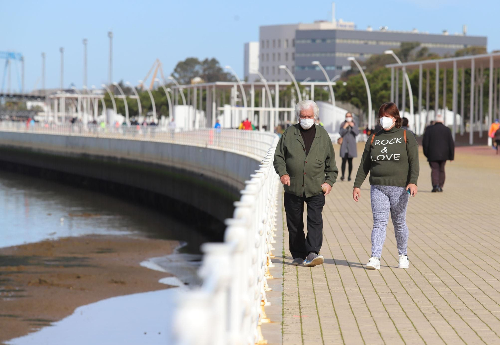 El buen tiempo del sábado llena de onubenses el Paseo de la Ría