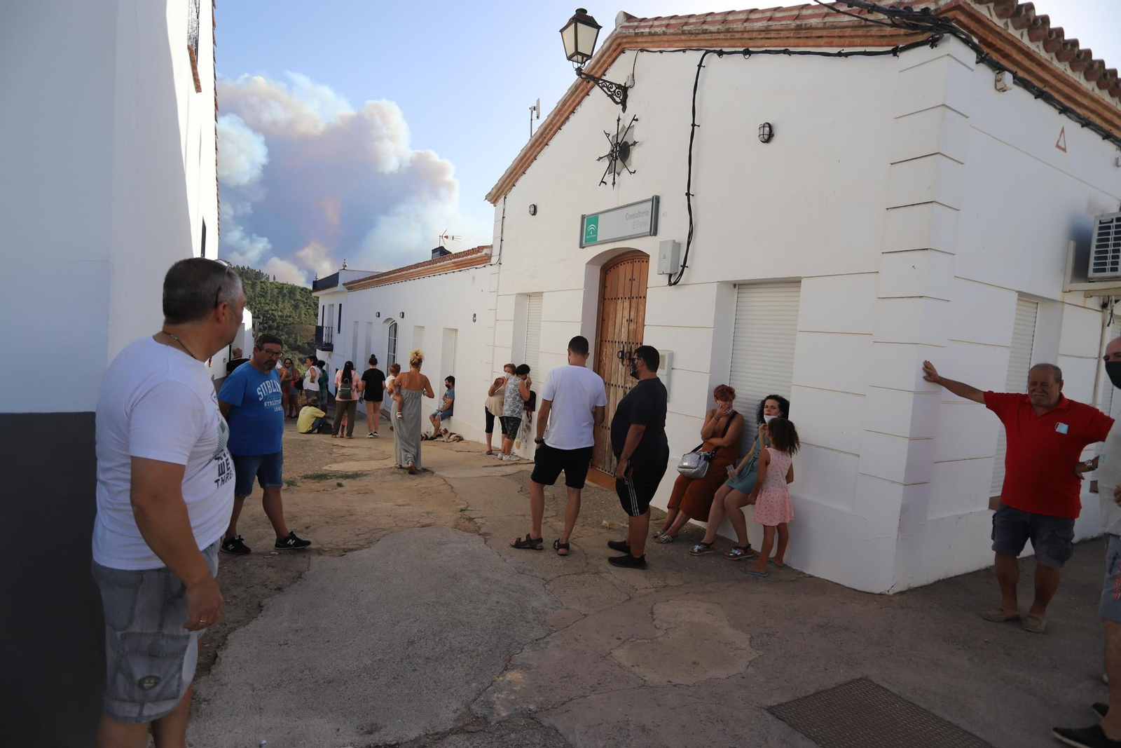 Imágenes de los vecinos desalojados por el incendio de Almonaster, acogidos en el Patrás