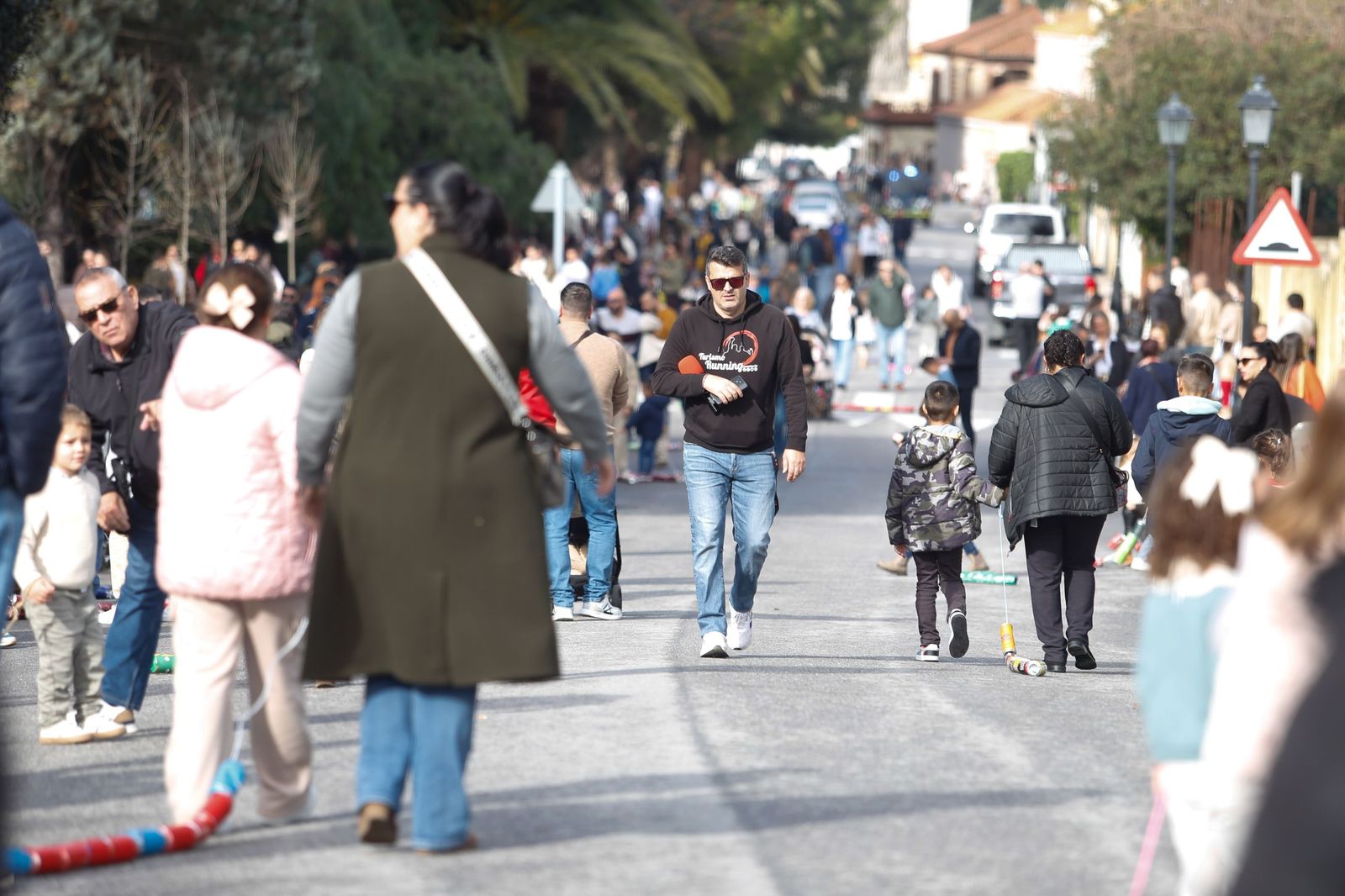 Búscate en las fotos del arrastre de latas 2026 en Los Barrios