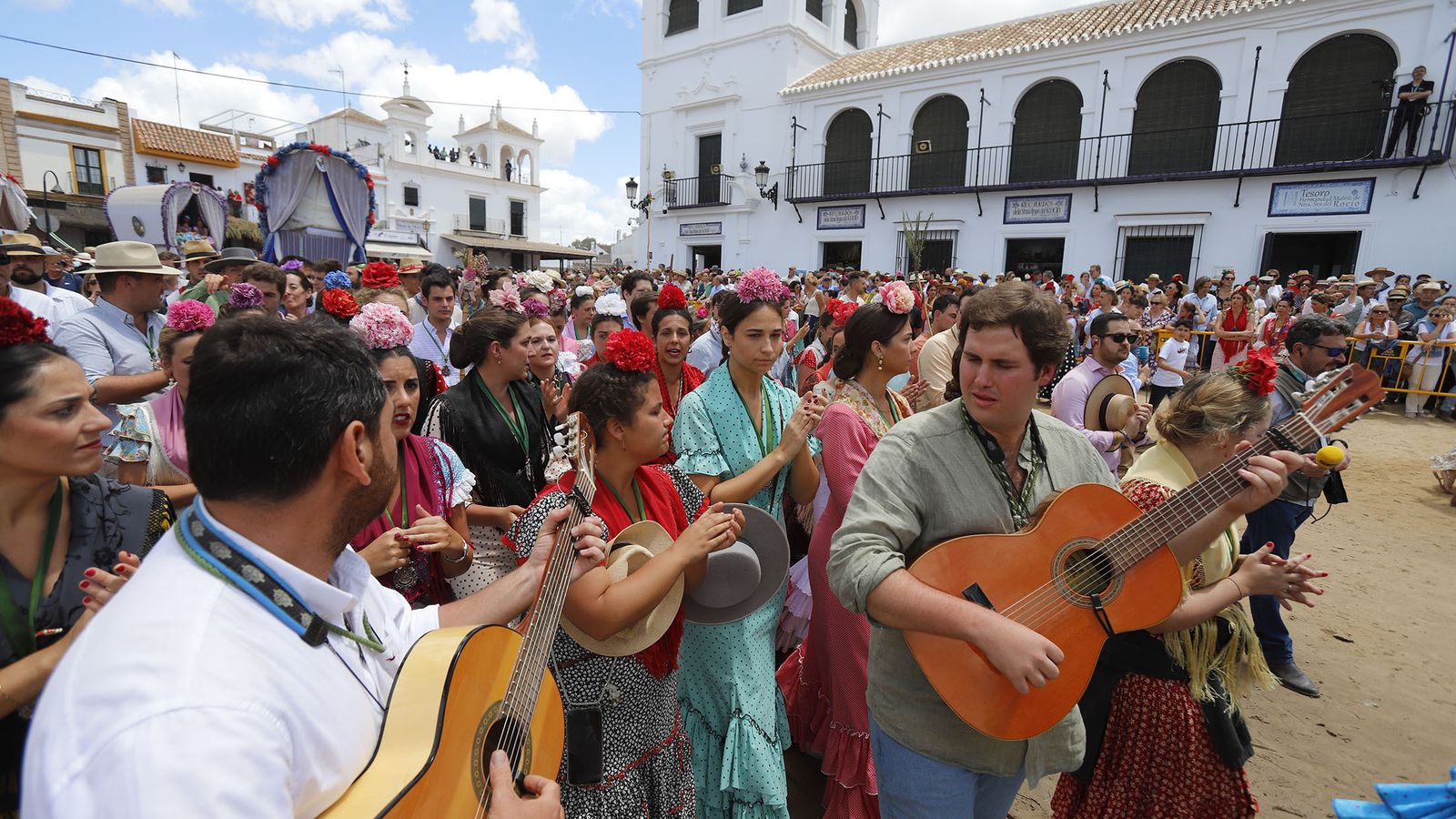 Un grupo de romeros cantando al compás de la guitarra.
