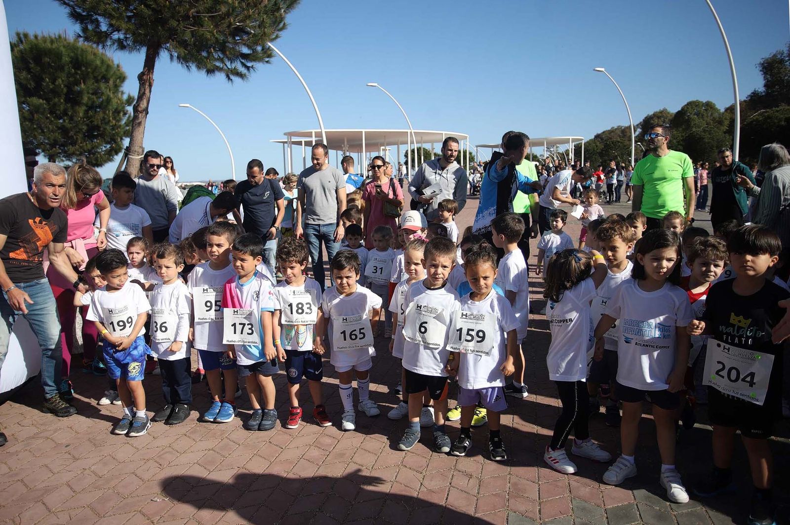Imágenes de la carrera infantil previa a la "10K Puerta del Descubrimiento"