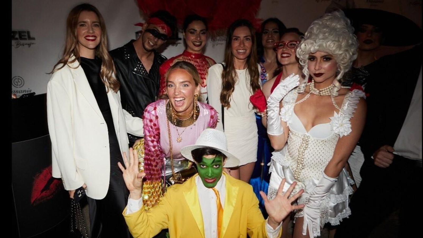 Artistas de Mamzel con los invitados de la noche de apertura de temporada