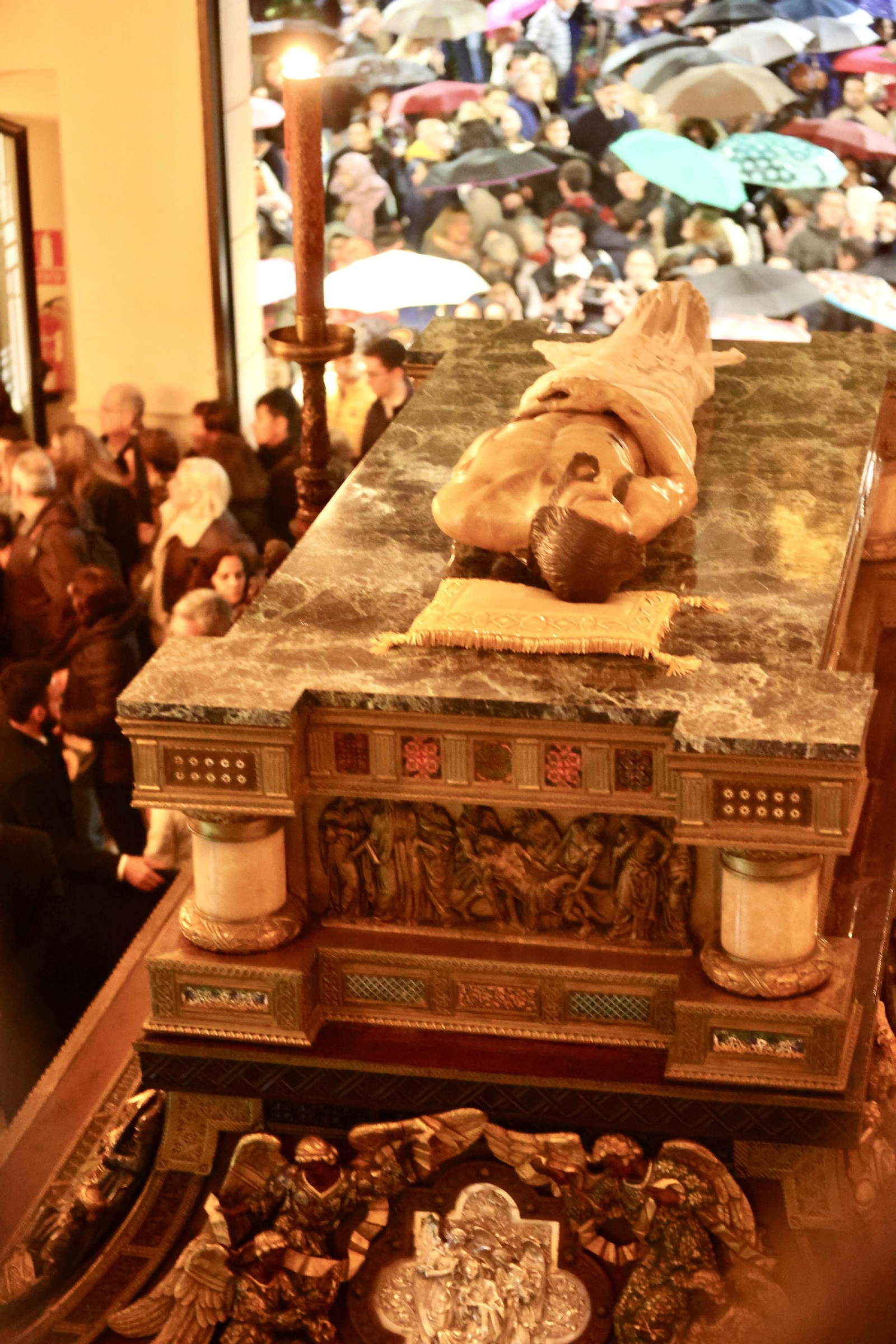 El Sepulcro en el Viernes Santo en Málaga El Sepulcro en el Viernes Santo en Málaga