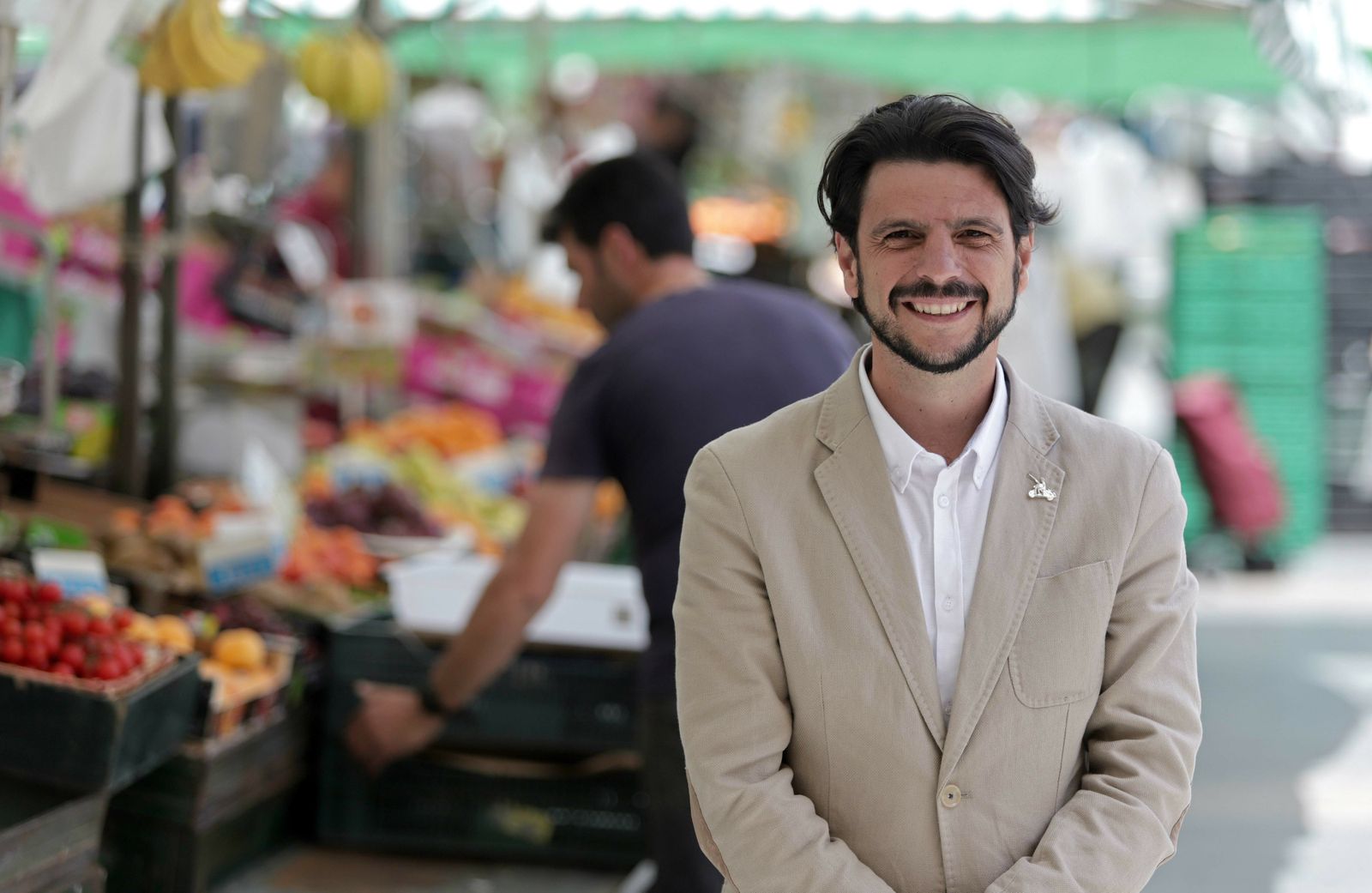 Sergio Pelayo, candidato de Ciudadanos a la Alcaldia de Algeciras, en el mercado Ingeniero Torroja