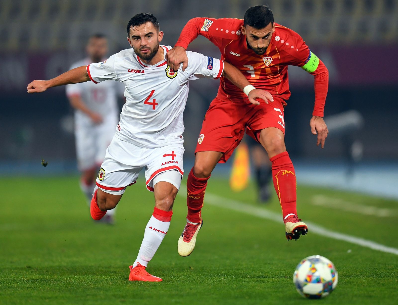 Sergeant pugna el balón con el macedonio Trickowski.