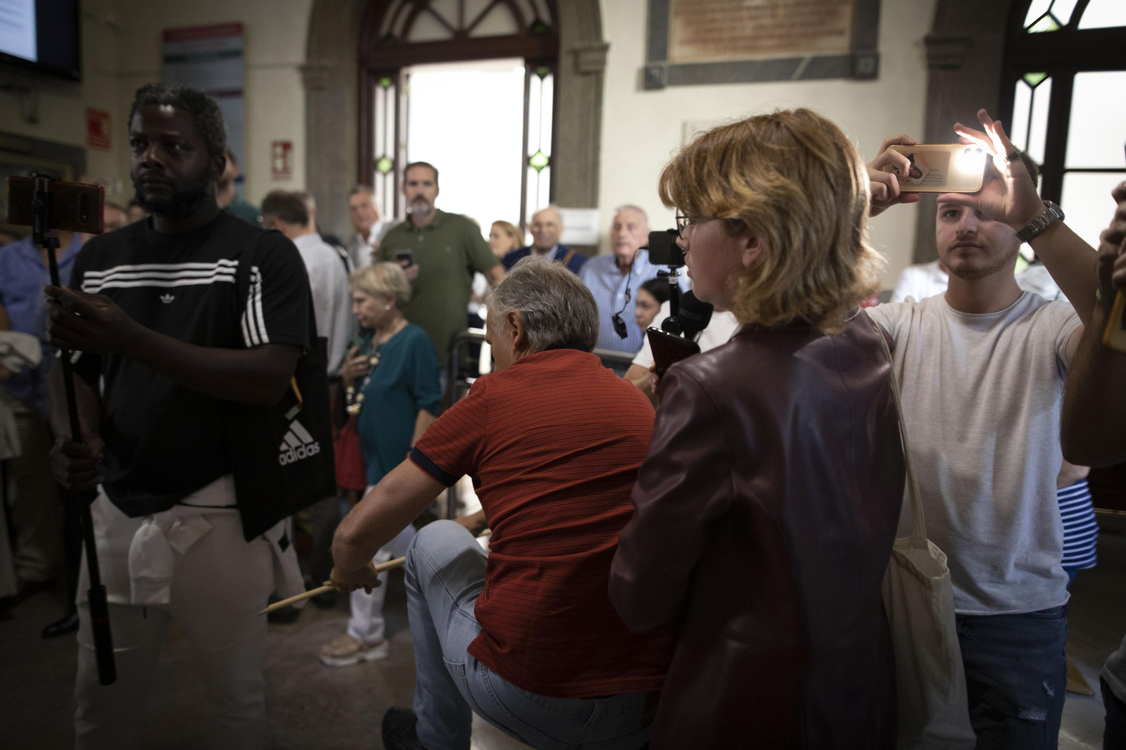 Altercados en la conferencia de Macarena Olona en Granada