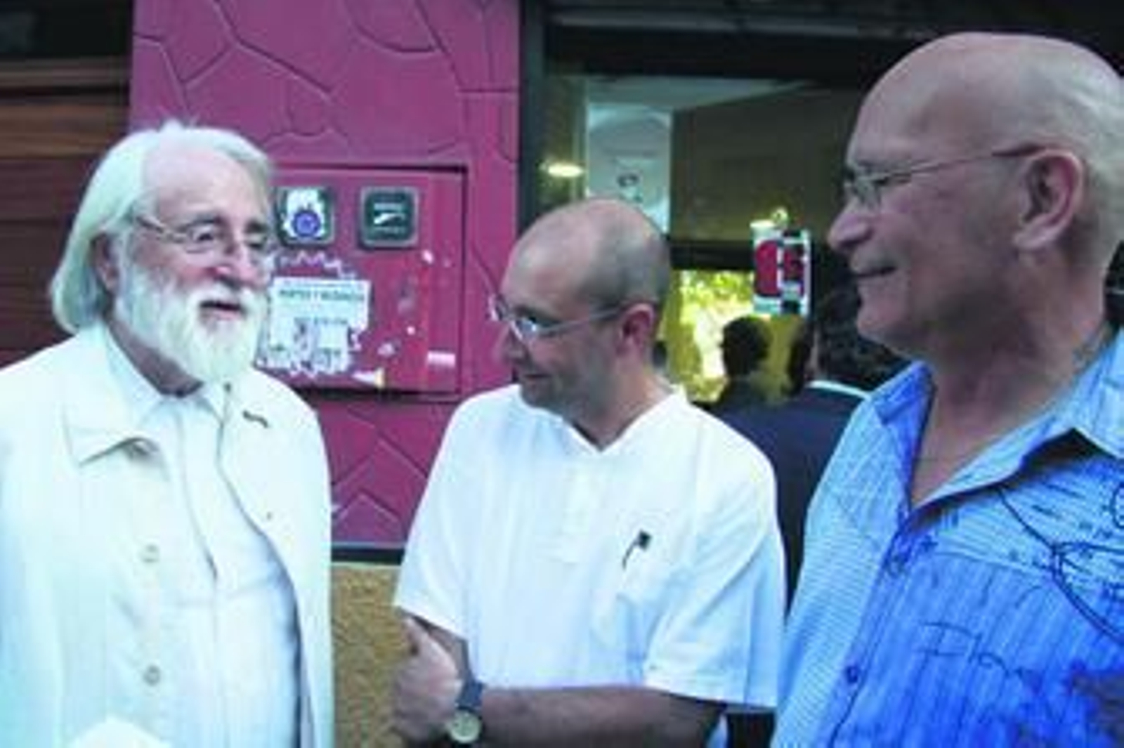De izquierda a derecha, Pedro A. Cantero, Esteban Ruiz y Javier Andrade, ayer en la librería La Fuga.