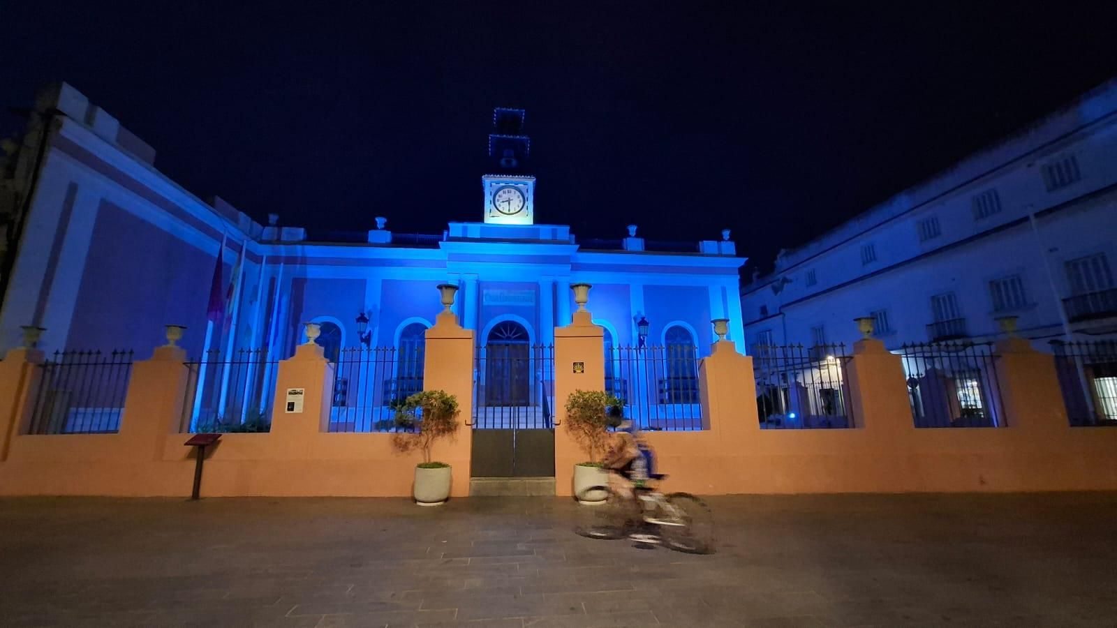 Ayuntamiento Puerto Real iluminado de azul con motivo del Día de la Dislexia