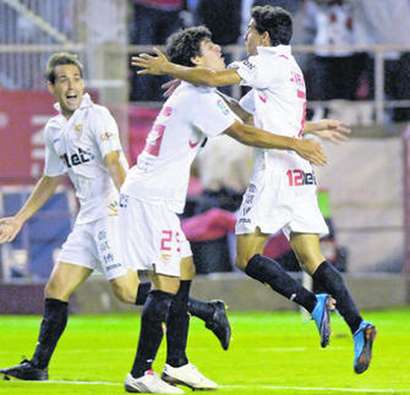 Jesús Navas se abraza a Perotti tras marcar ante el Real Madrid.