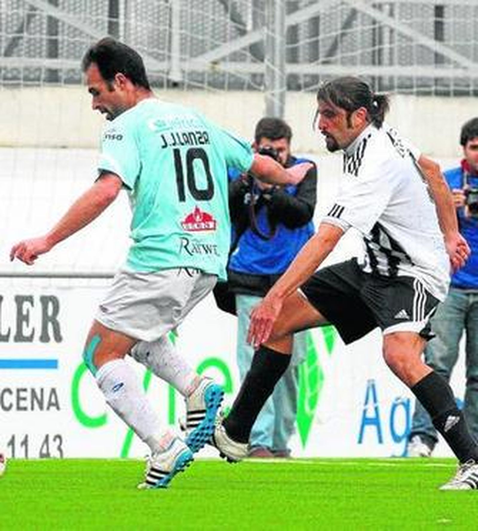 Jesús Lanza (i) y Alberto Merino, durante el Lucena-Balona de diciembre de 2011, que acabó sin goles.