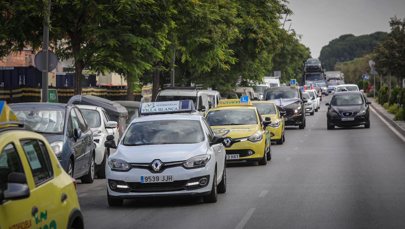 Imágenes de la caravana de protesta de las autoescuelas  por la falta de examinadores