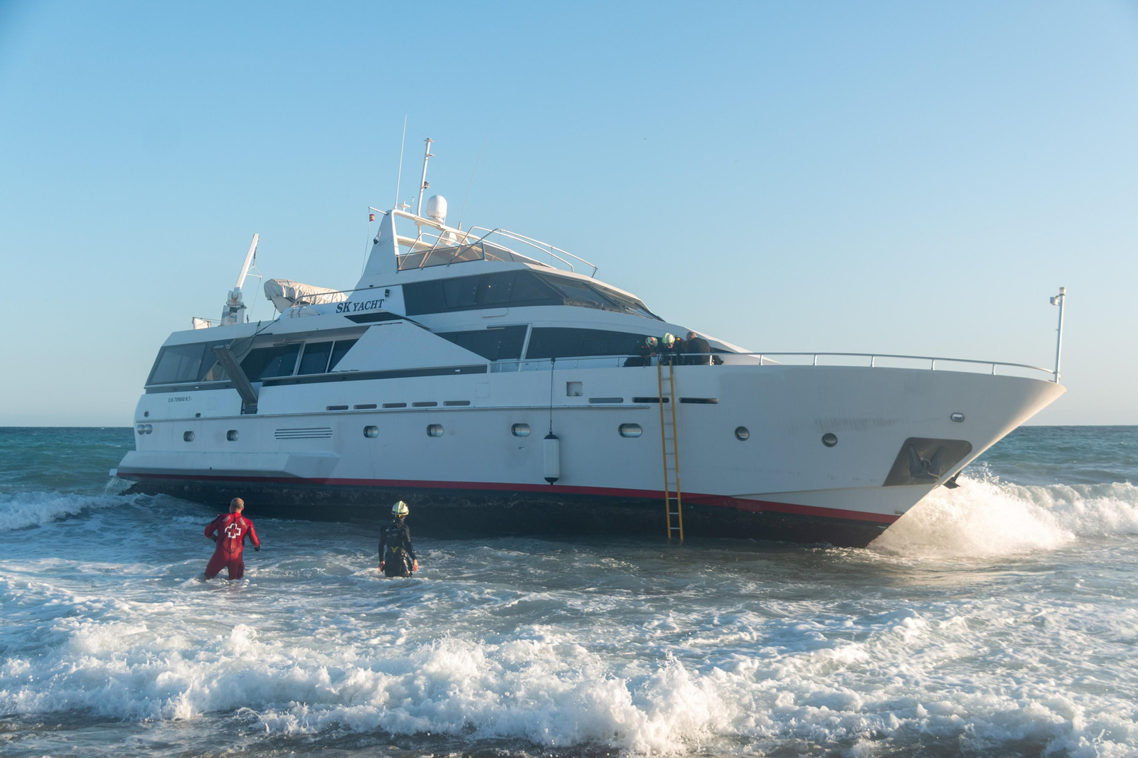 Así ha sido el rescate de los tripulantes de un yate encallado en una playa de la Costa de Granada