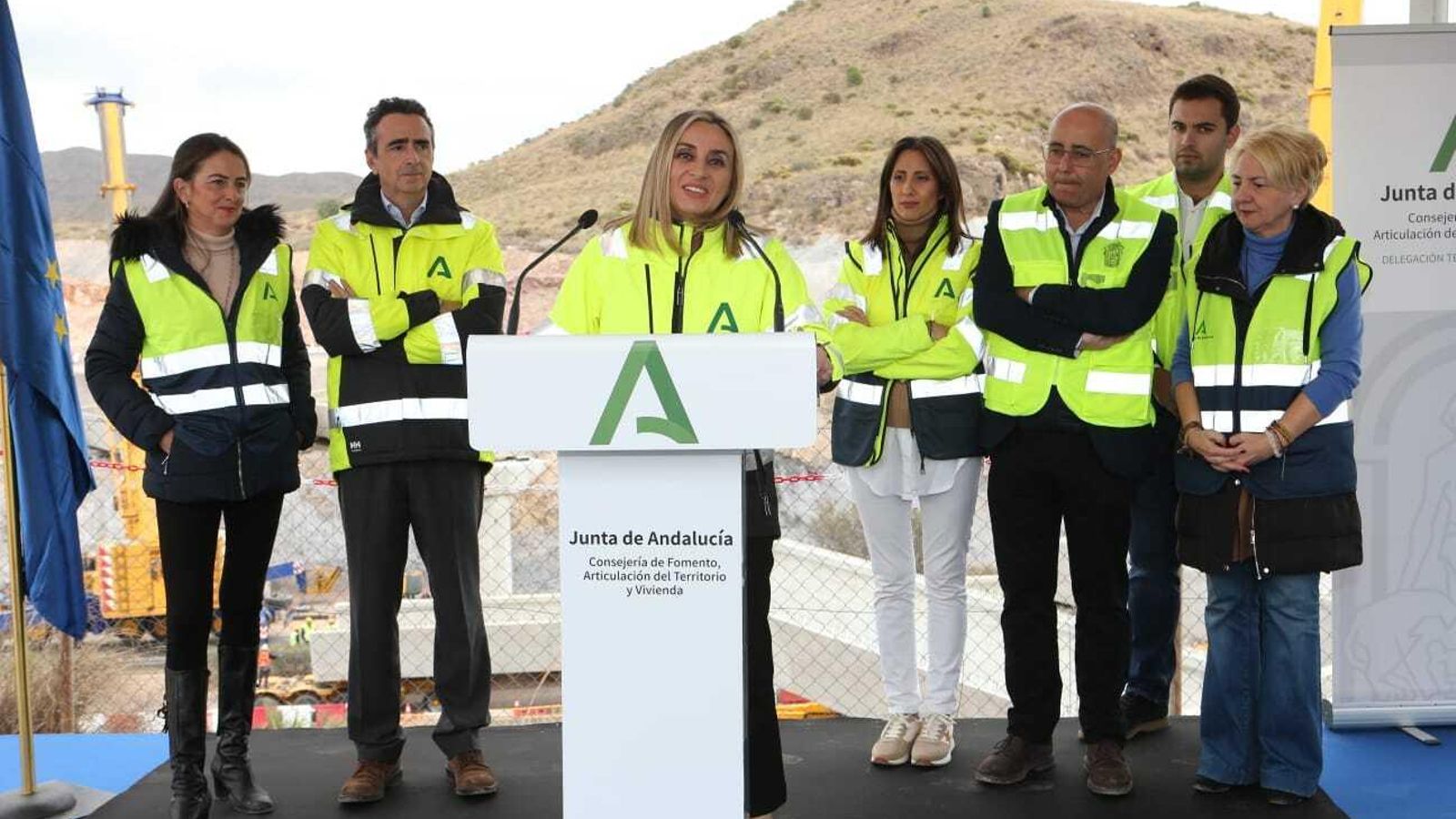 La consejera ha lamentado el retraso de los trabajos con los gobiernos socialistas.