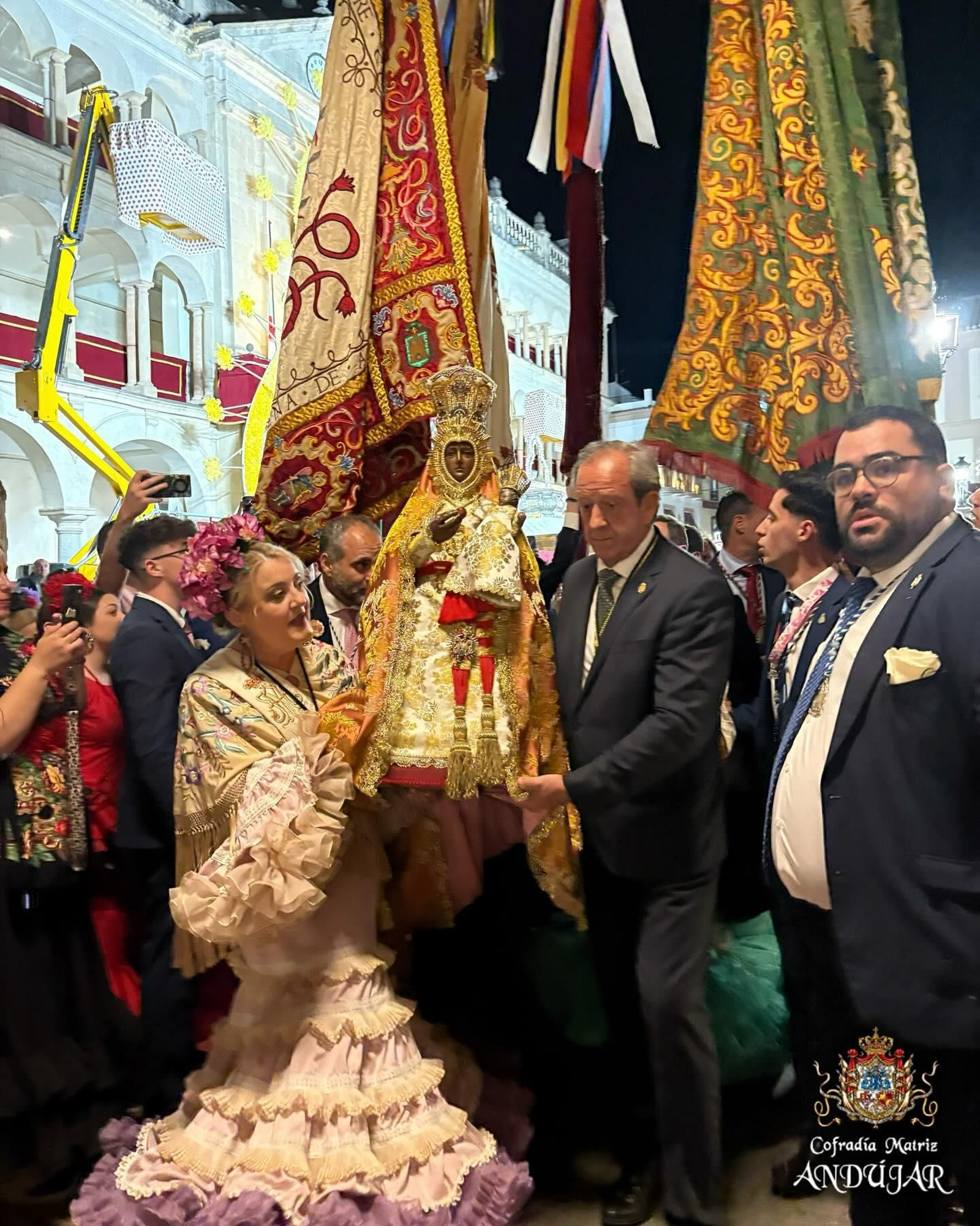 Las flores a La Morenita llenan de color las calles de Andújar, en imágenes