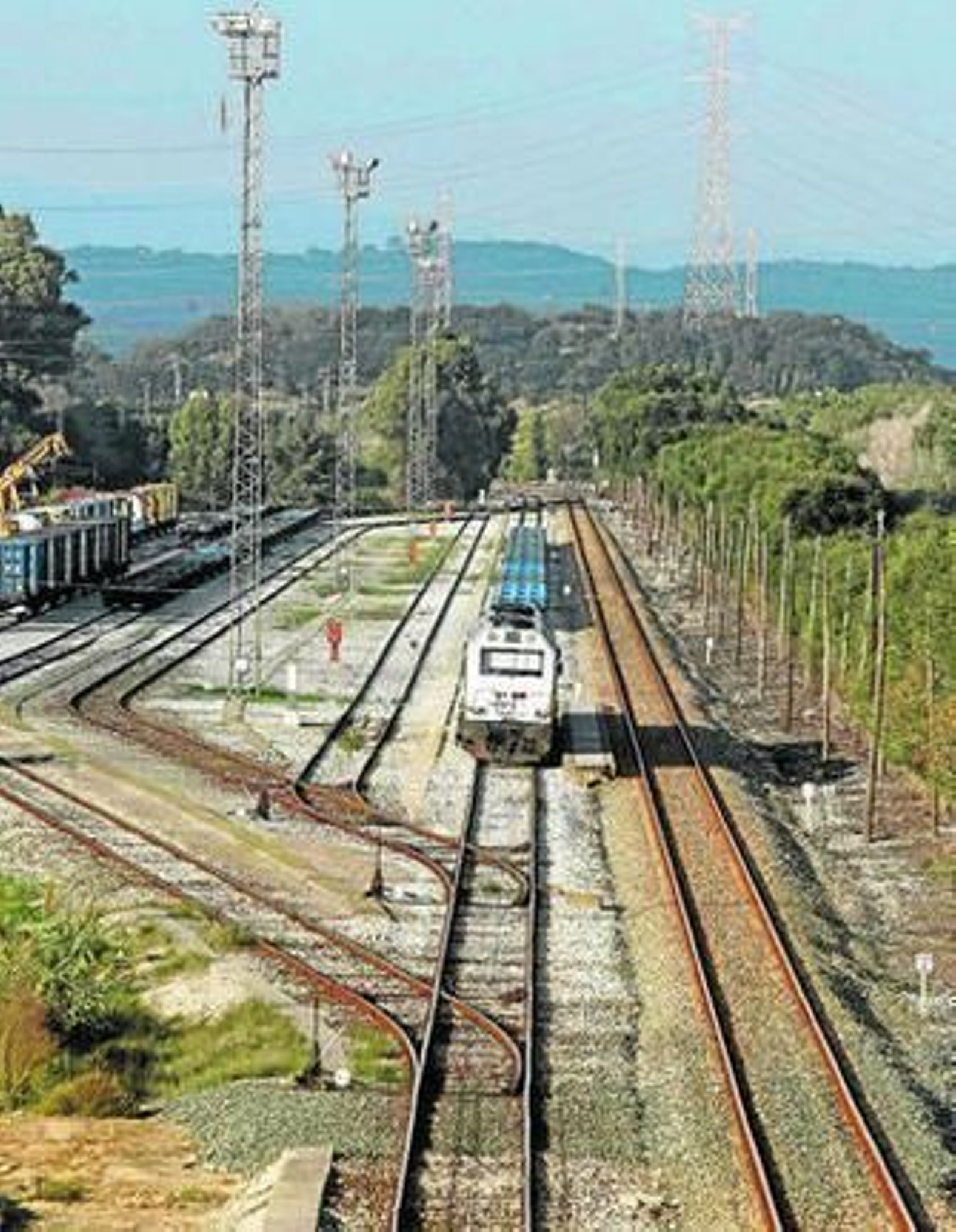 Un convoy de mercancías listo para ser cargado, en el apartadero de San Roque, en una imagen reciente.