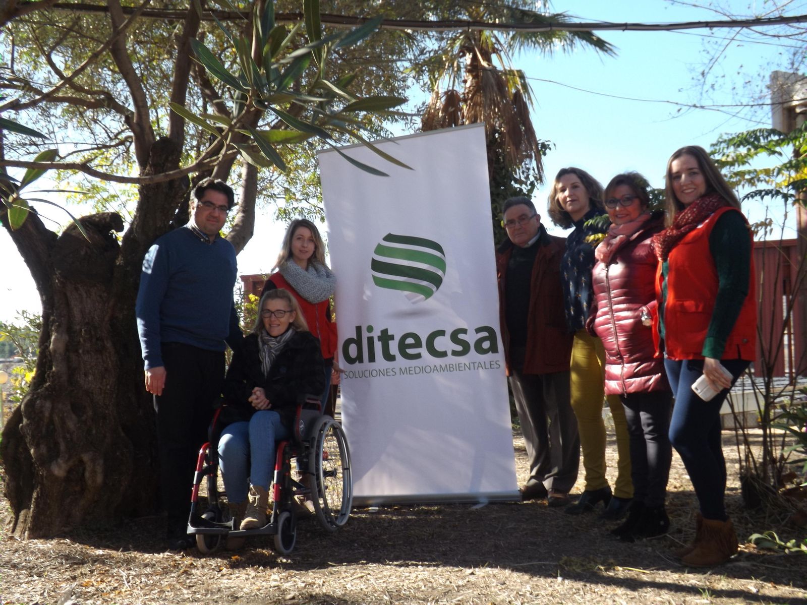 Nereida Pascual con los responsables de las ONG de Nerva.