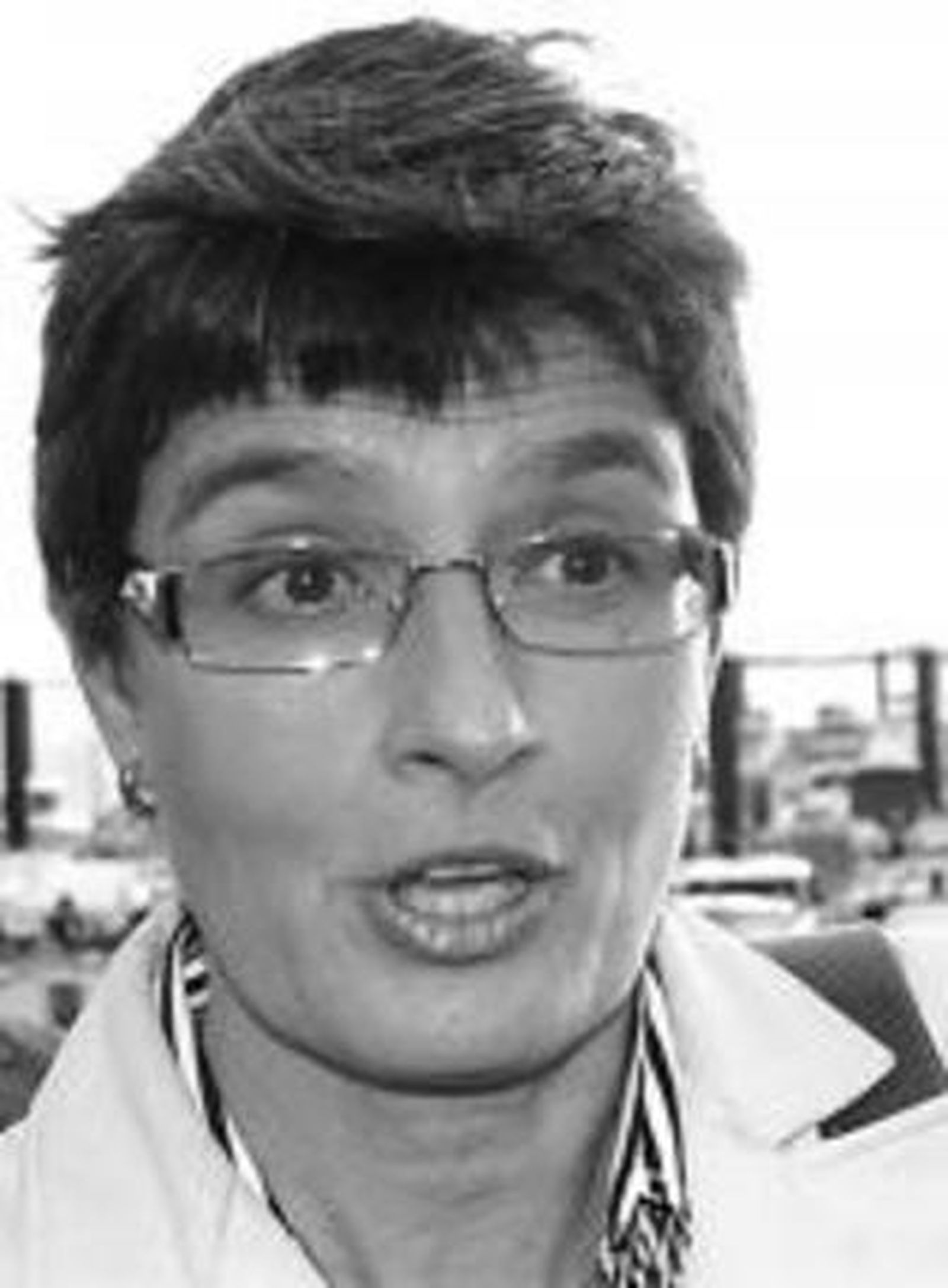 Directora de la EPPA, socialistas y miembros del club, ayer, en el puerto.