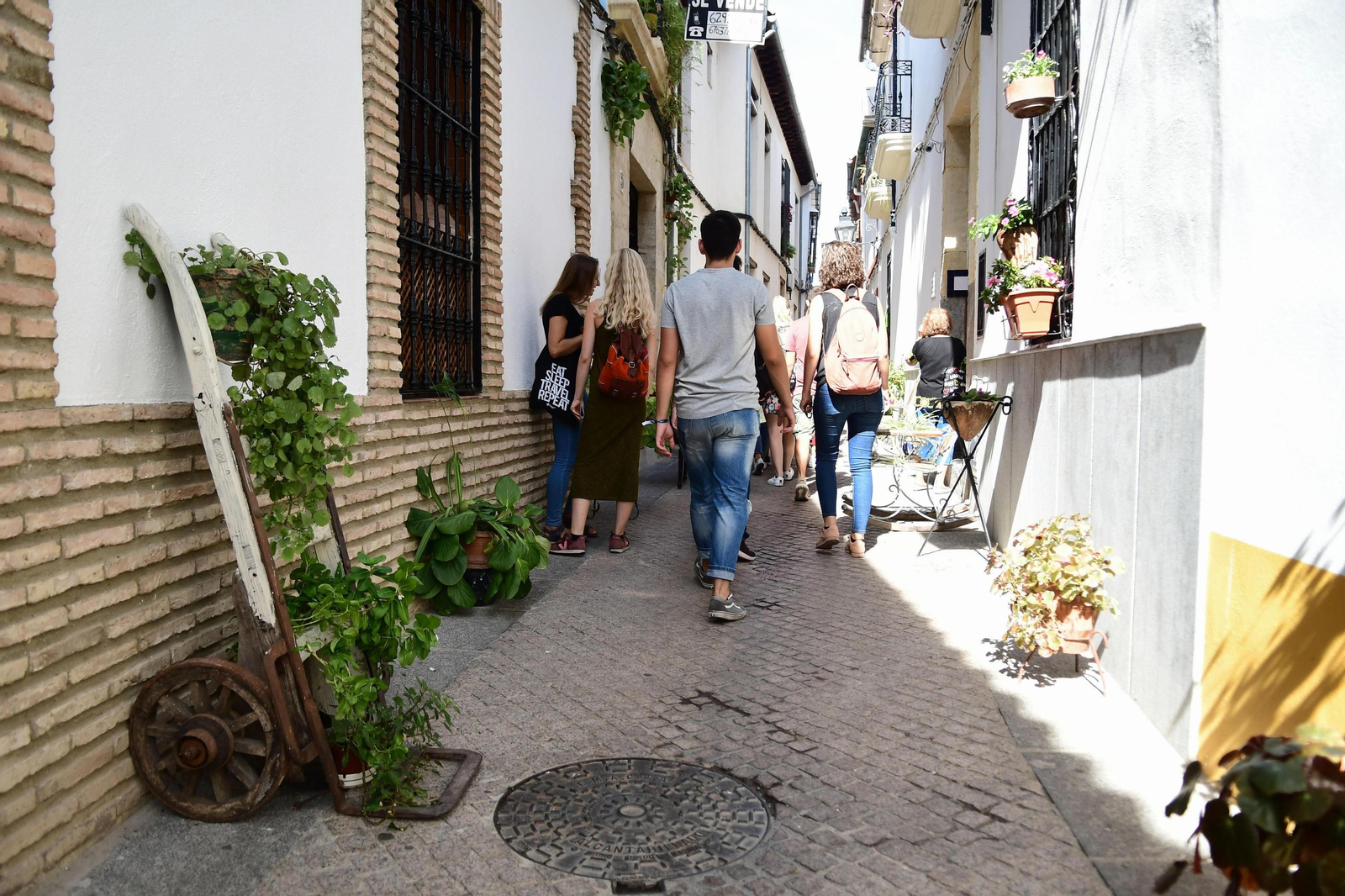 Turistas pasean por uno de las enclaves.