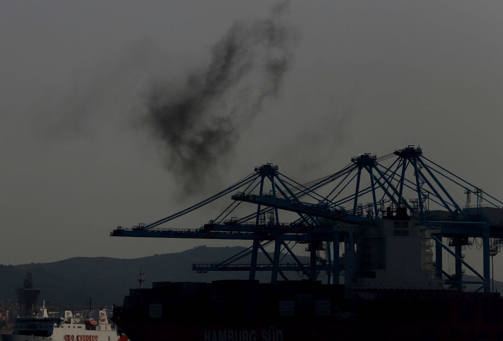 Estela de humo de un portacontenedores en el Puerto de Algeciras