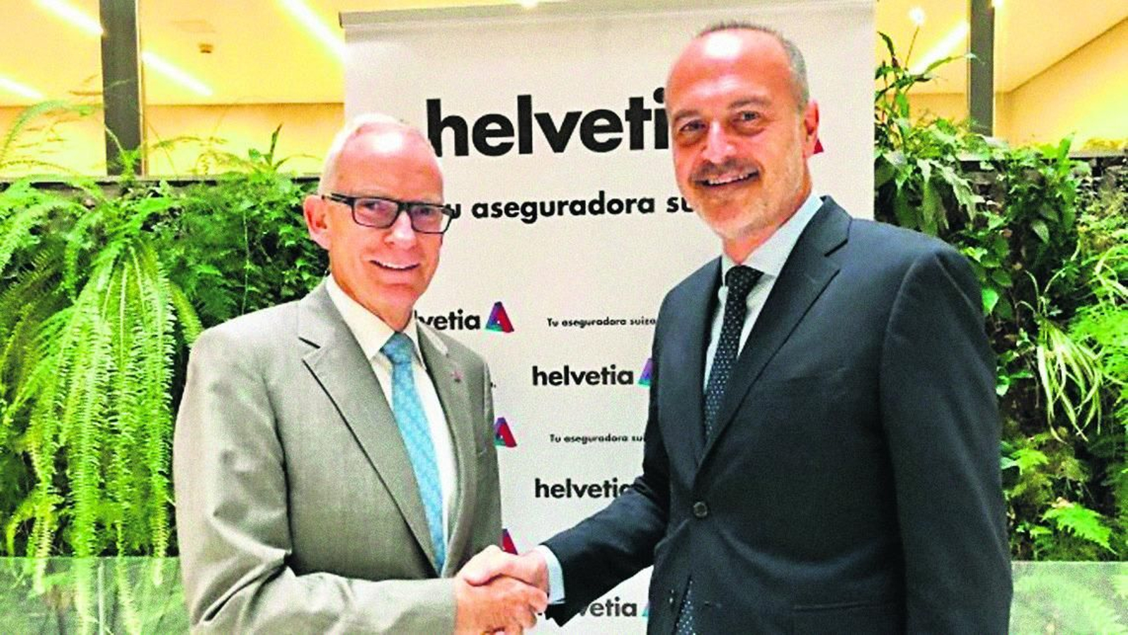 José María Paagman estrecha la mano de Íñigo Soto como escenificación del relevo.