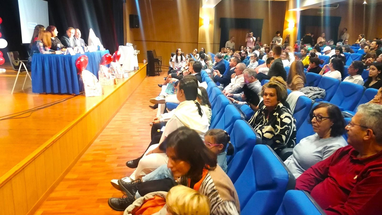 Lleno total en la Biblioteca de Roquetas en la presentación del cuento.